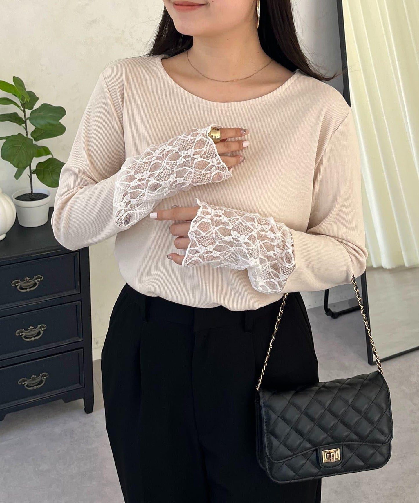 袖部蕾絲拼接上衣