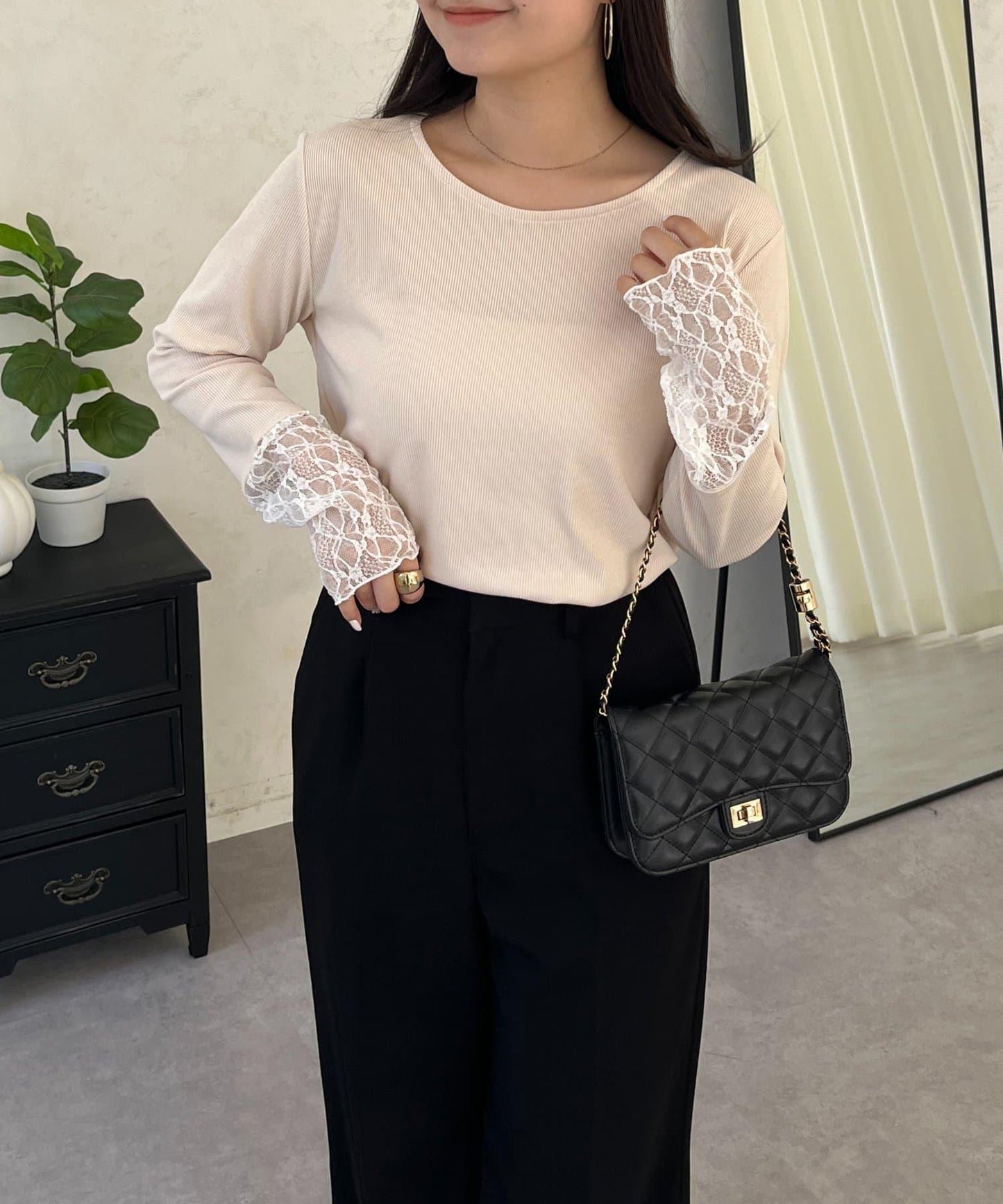 袖部蕾絲拼接上衣