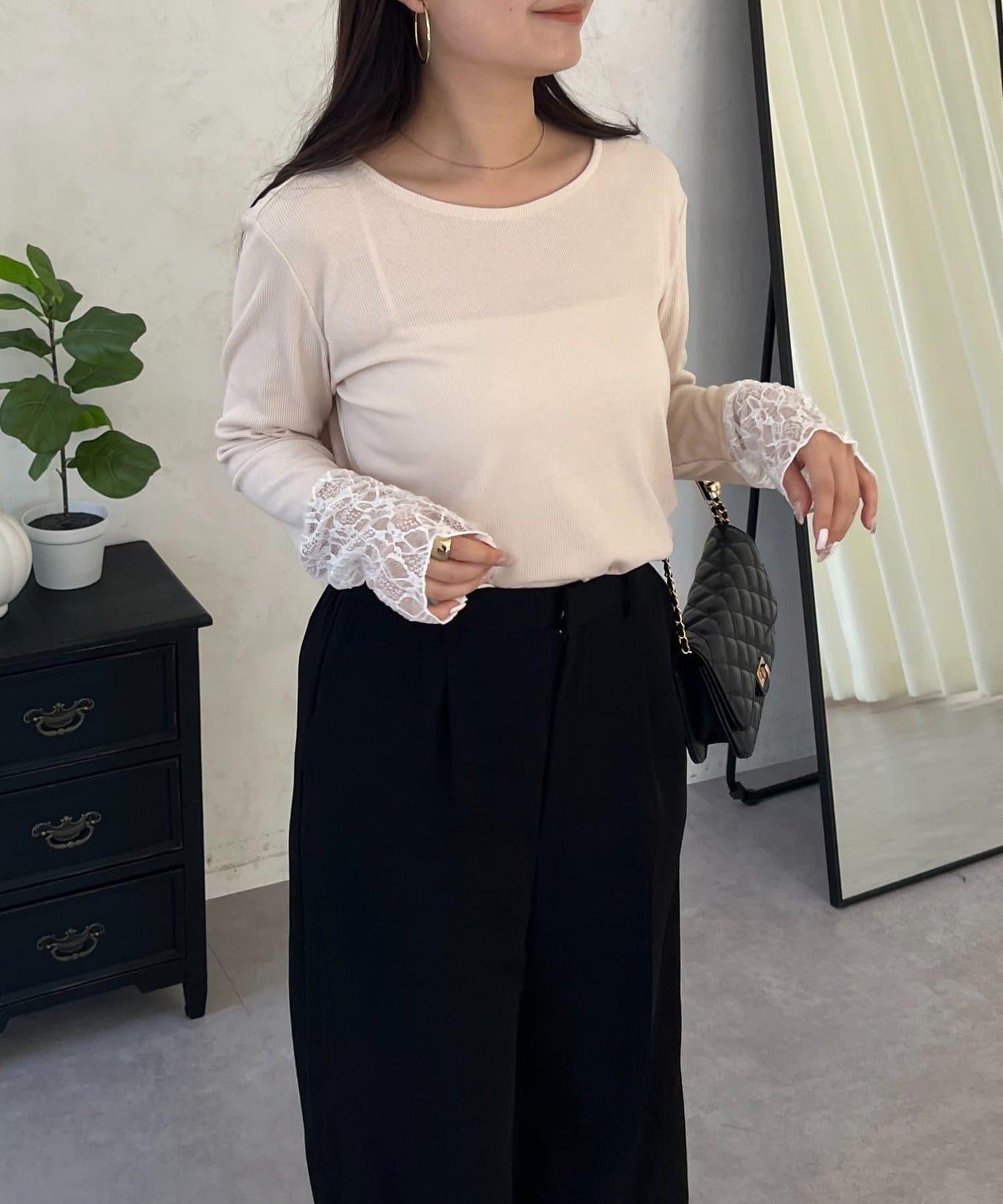 袖部蕾絲拼接上衣