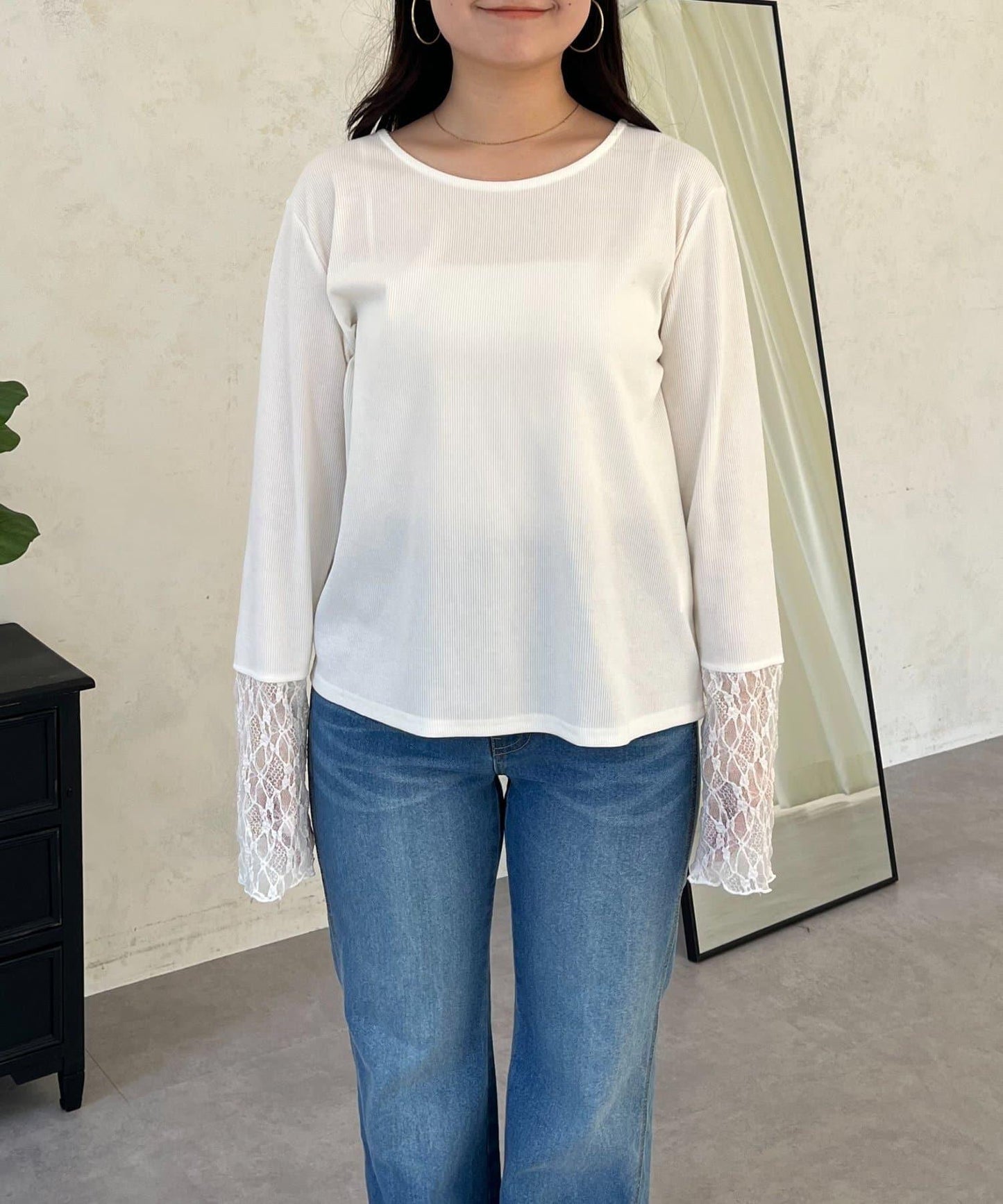 袖部蕾絲拼接上衣