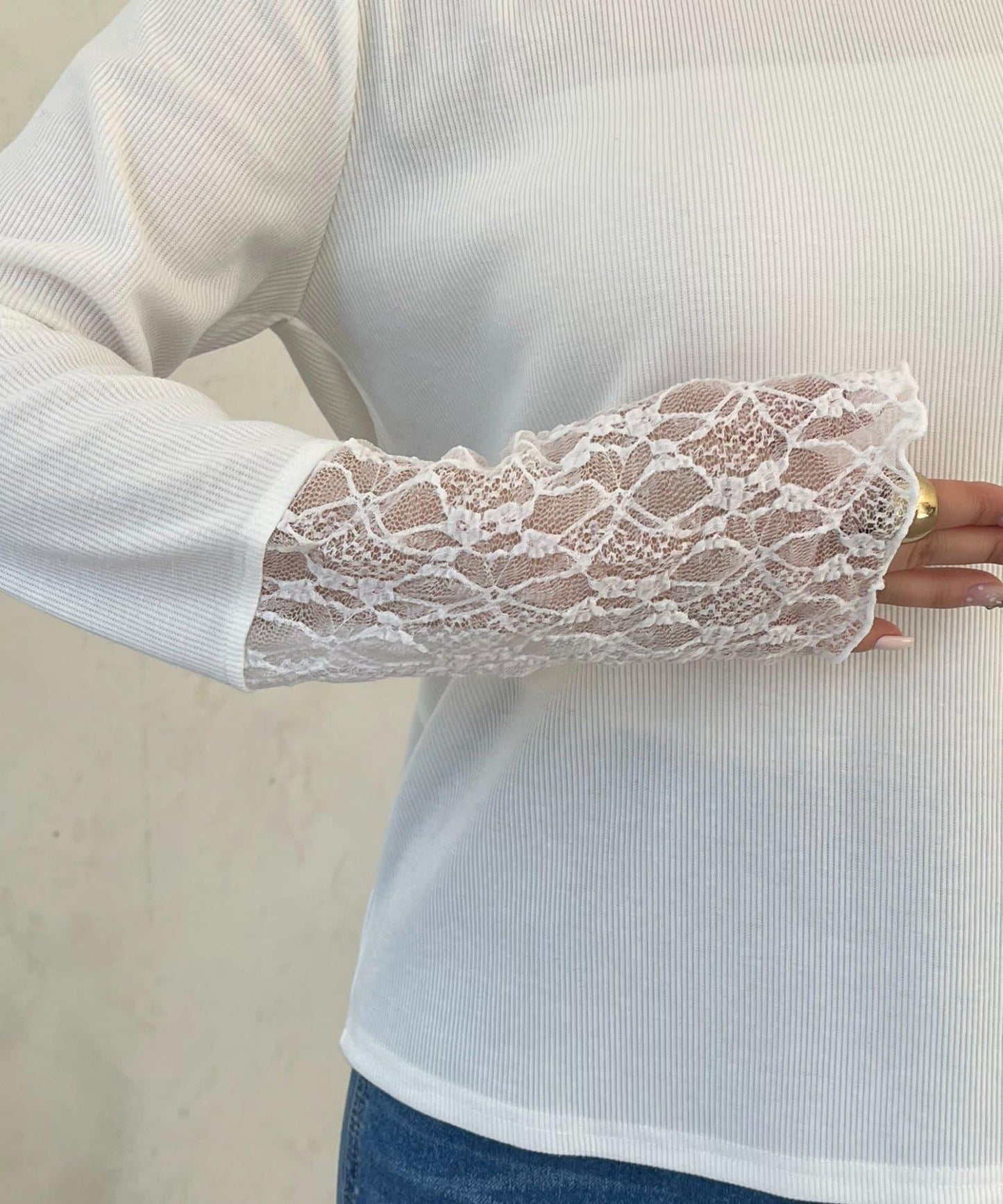 袖部蕾絲拼接上衣