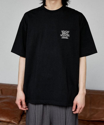 LOVE POP STUDIO NEW DAY 字母排版印花 短袖T恤