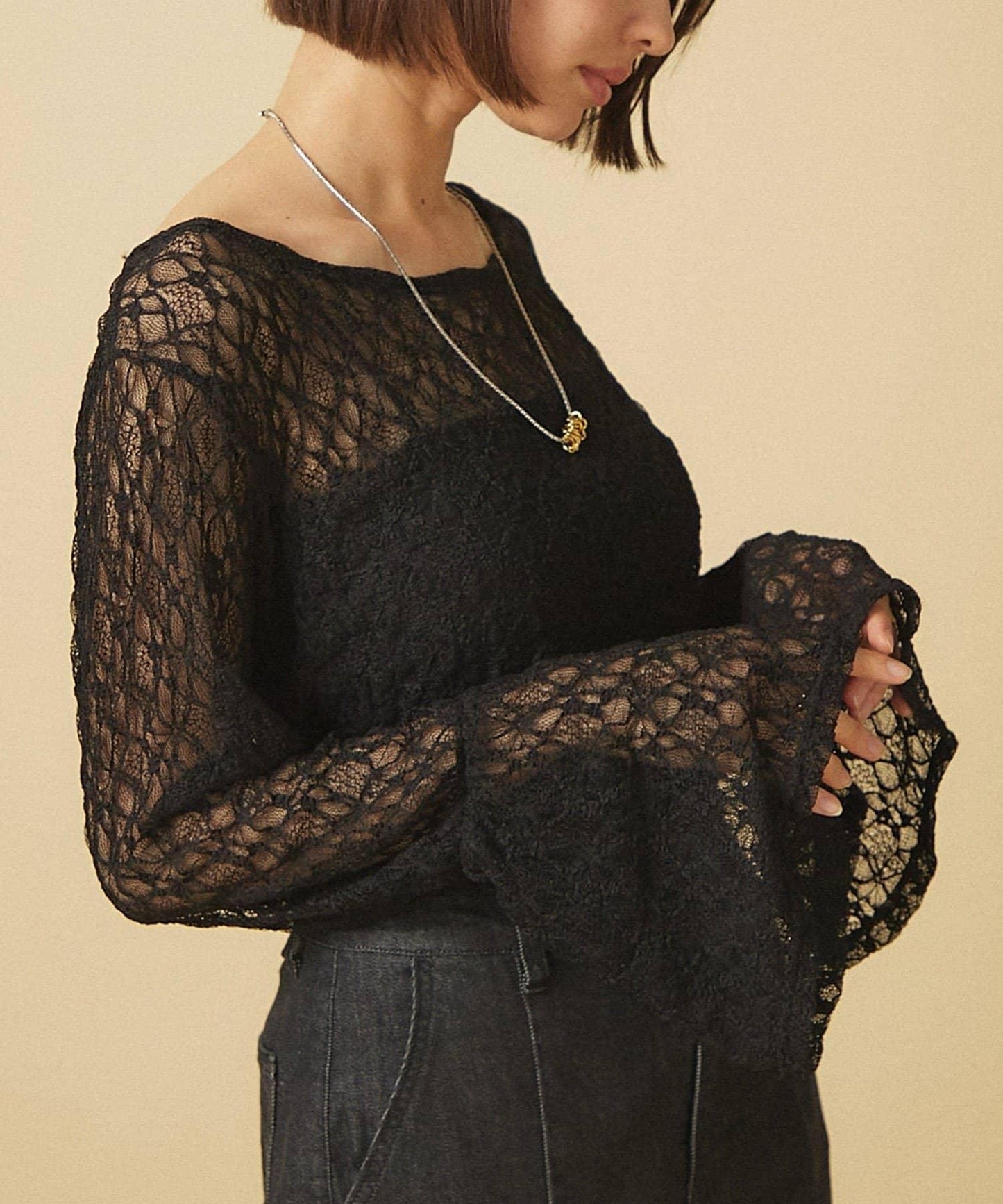 蕾絲喇叭袖 PO套頭上衣