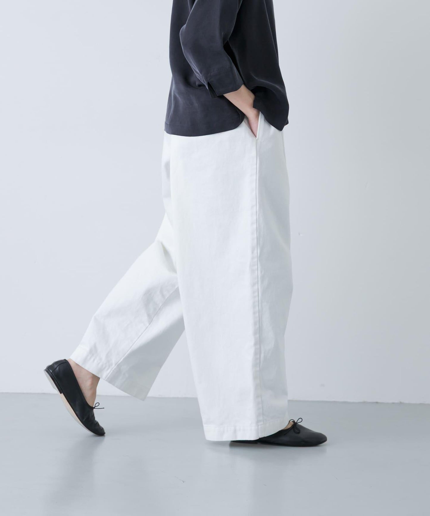 白色闊腿牛仔褲