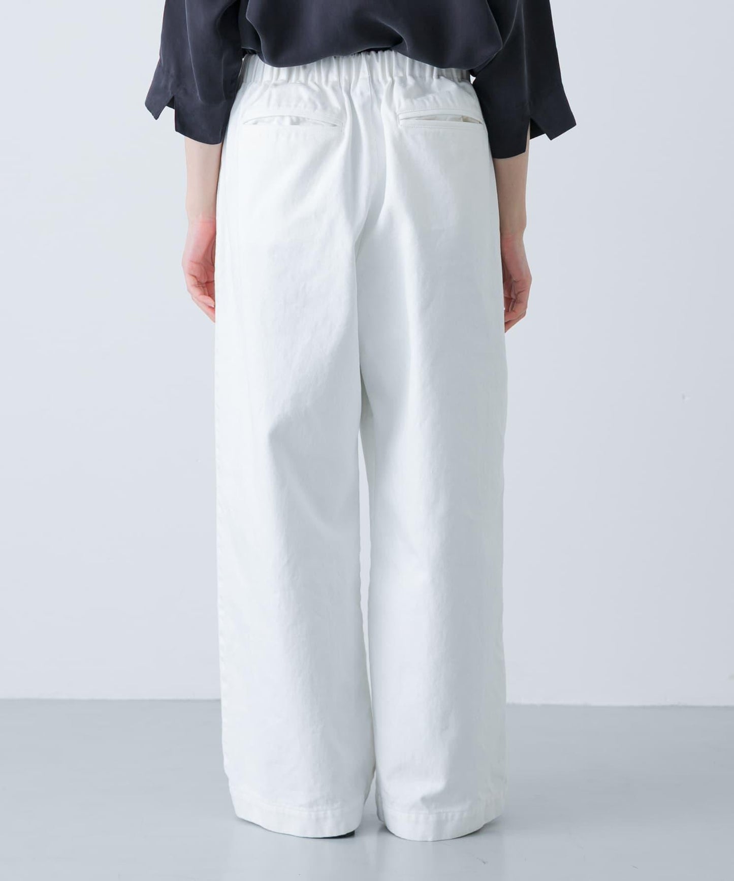 白色闊腿牛仔褲