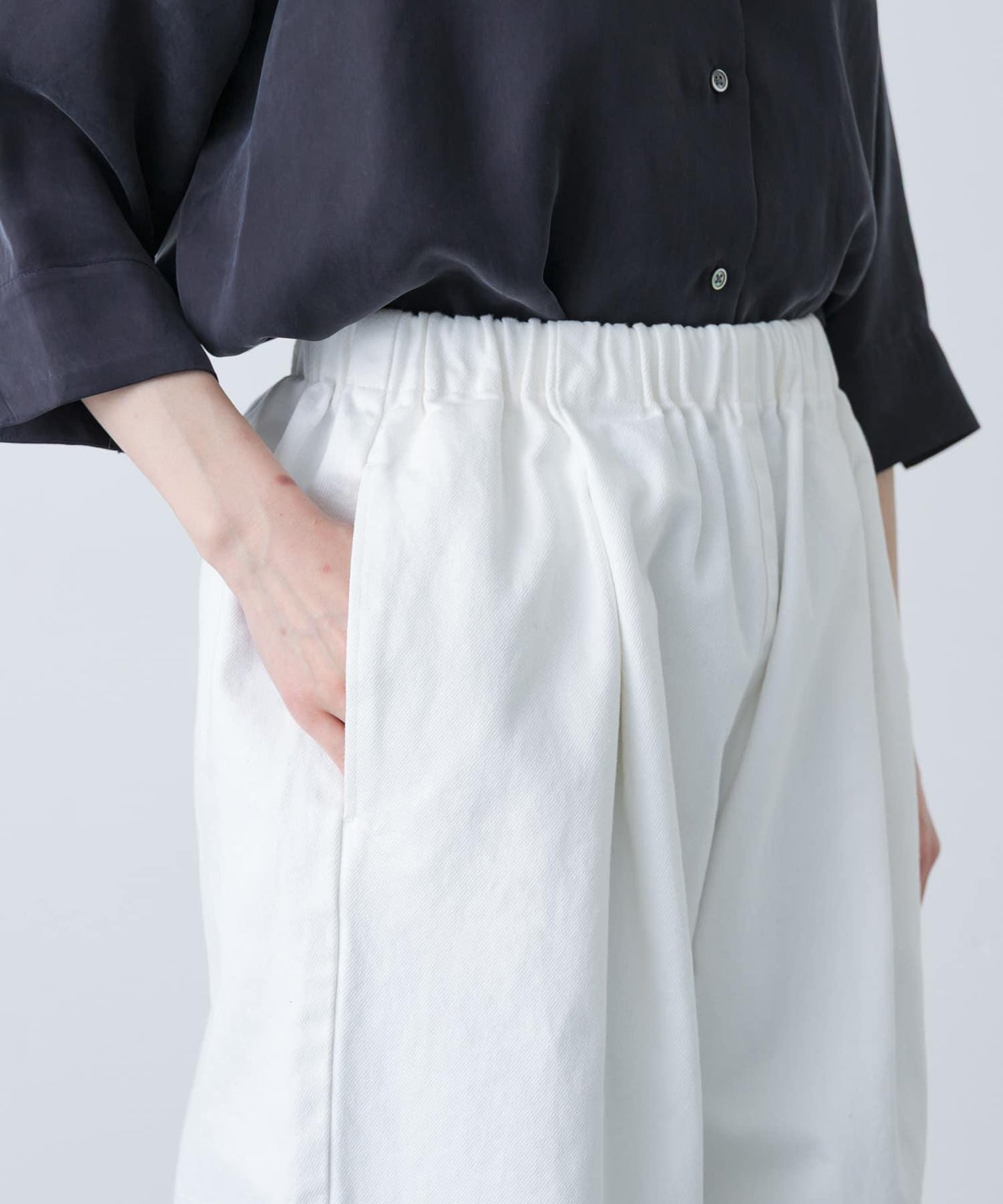 白色闊腿牛仔褲