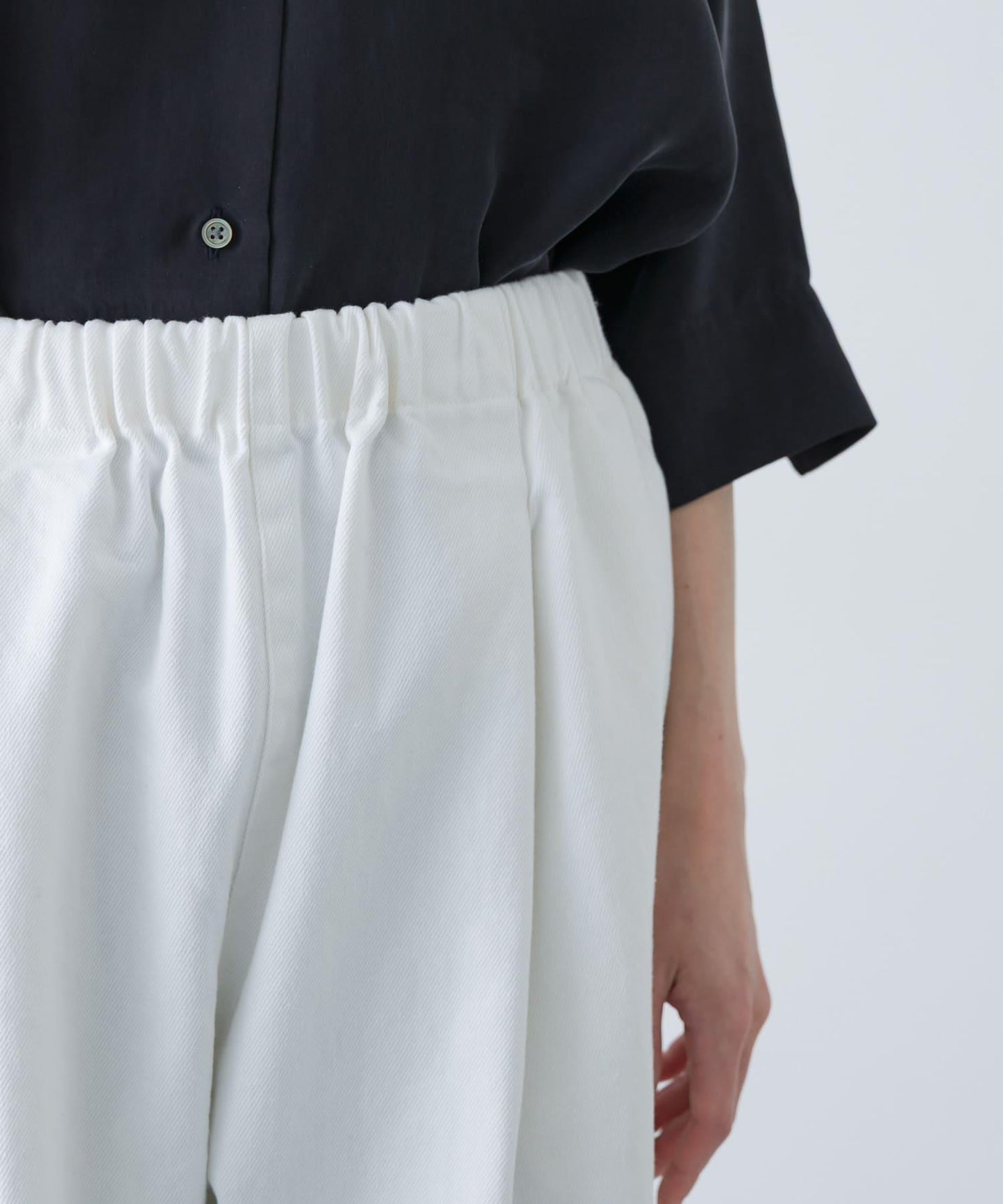 白色闊腿牛仔褲