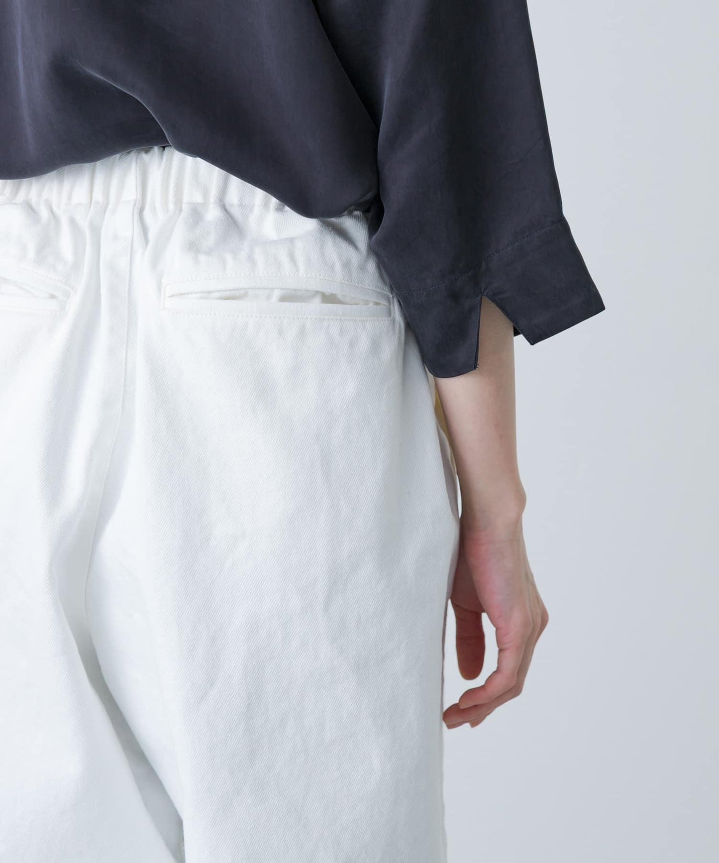 白色闊腿牛仔褲