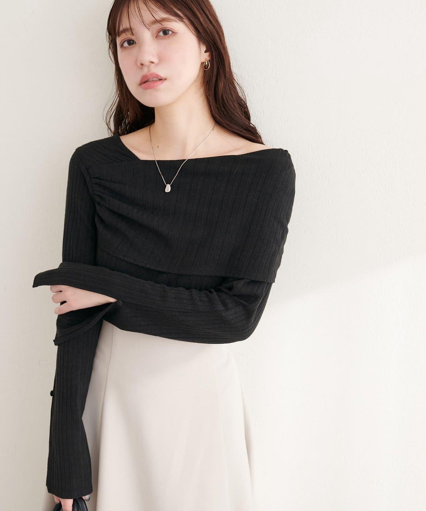 褶皺露肩喇叭袖長袖T恤