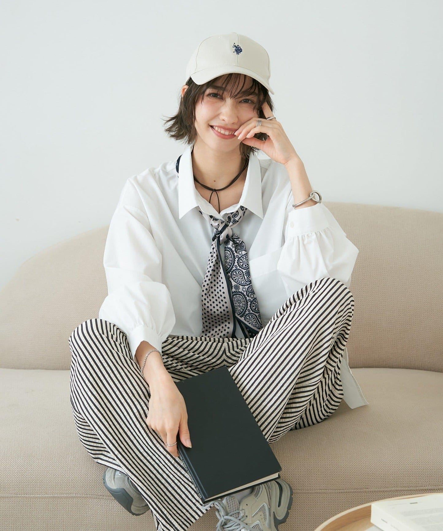 基礎款圍巾裝飾襯衫