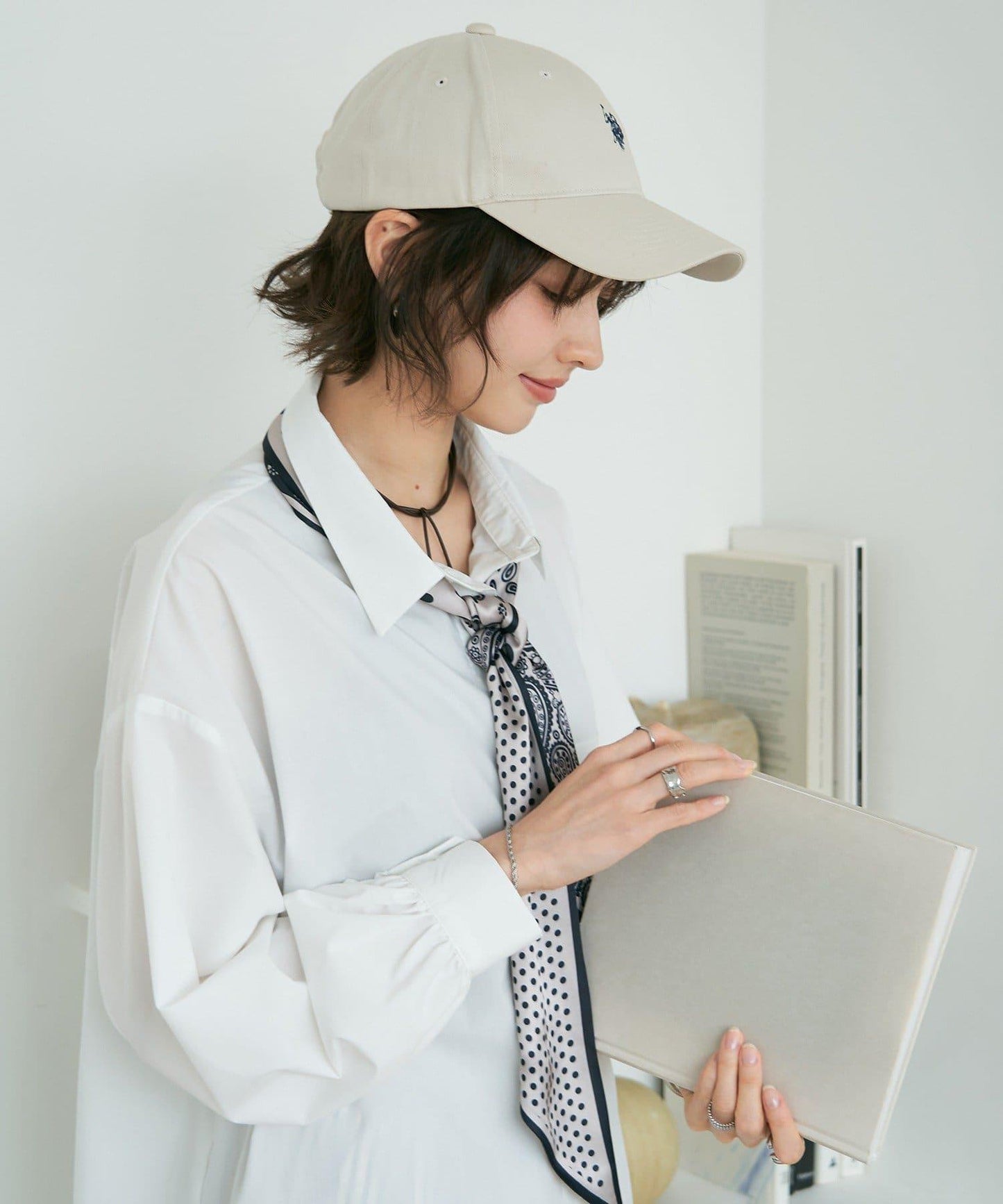 基礎款圍巾裝飾襯衫