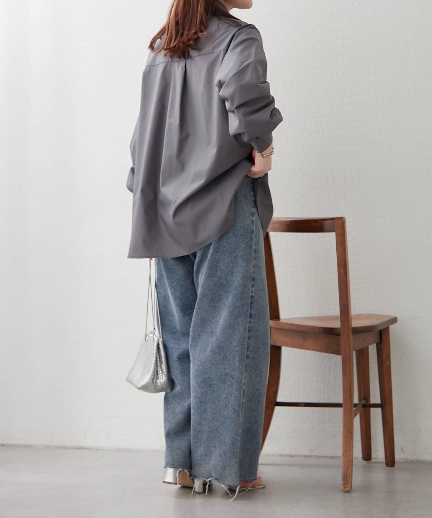 基礎款圍巾裝飾襯衫