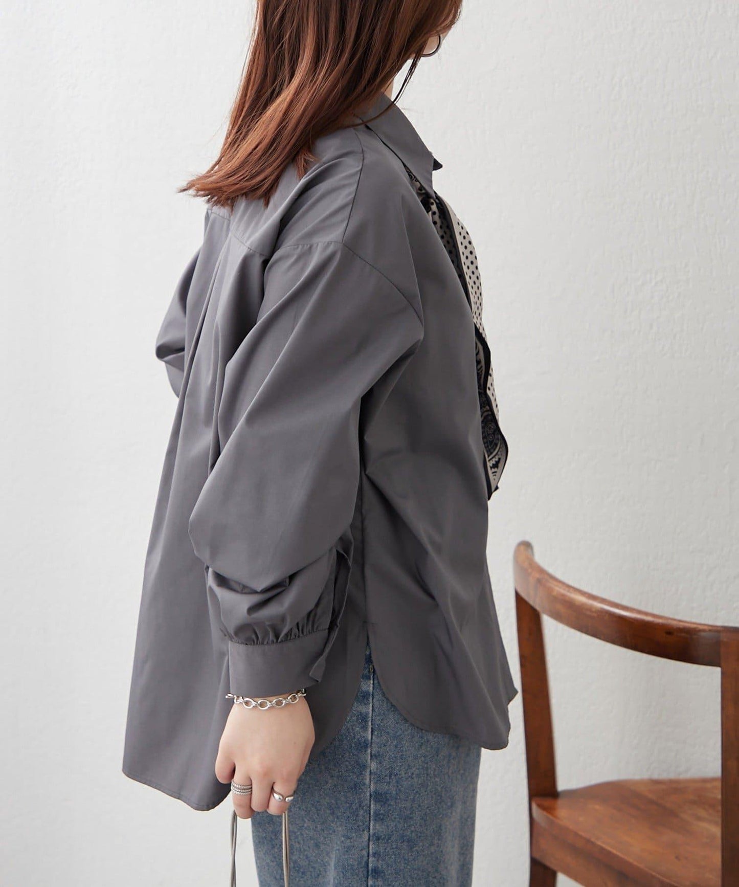基礎款圍巾裝飾襯衫
