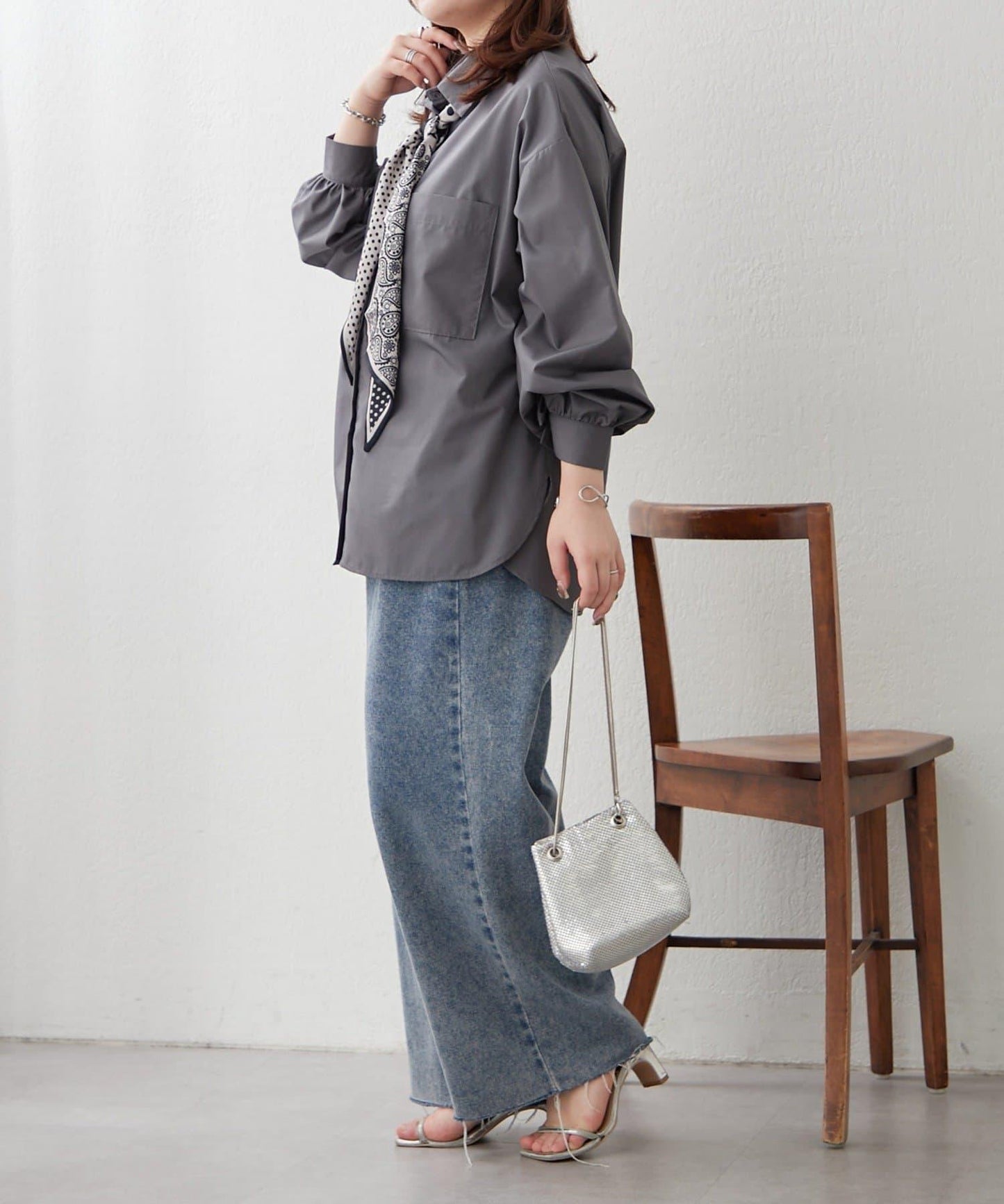 基礎款圍巾裝飾襯衫