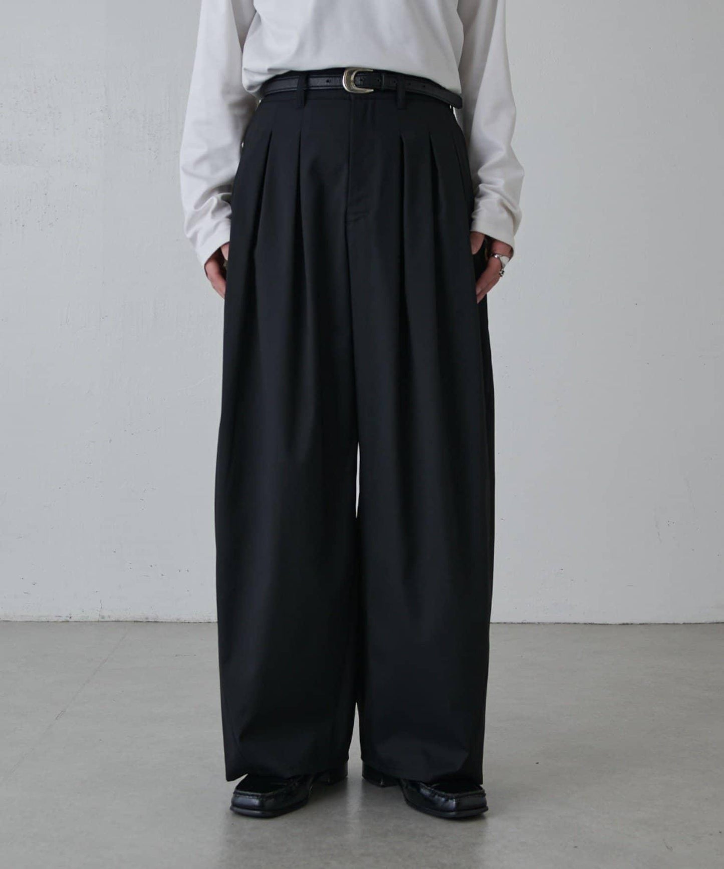 寬鬆版型 倒褶設計 闊腿褲