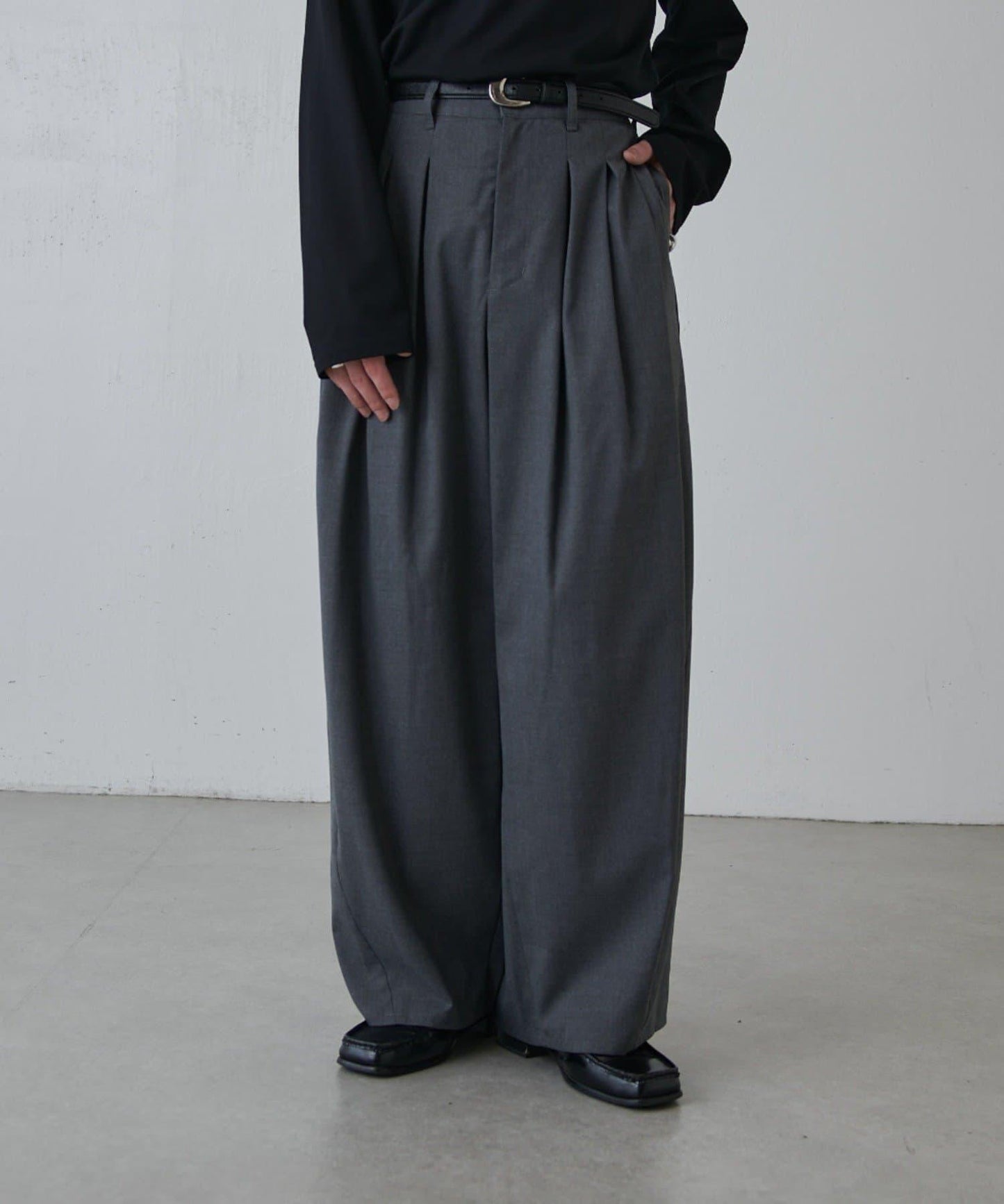 寬鬆版型 倒褶設計 闊腿褲