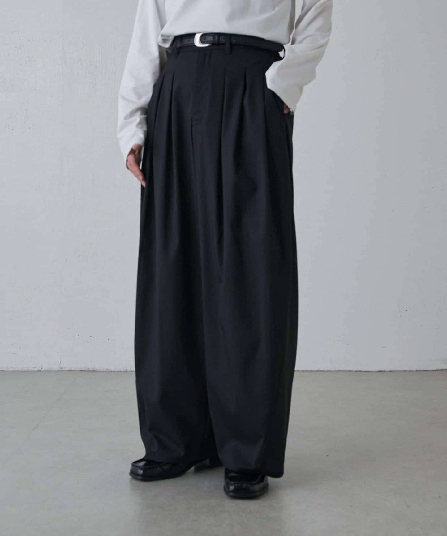 寬鬆版型 倒褶設計 闊腿褲