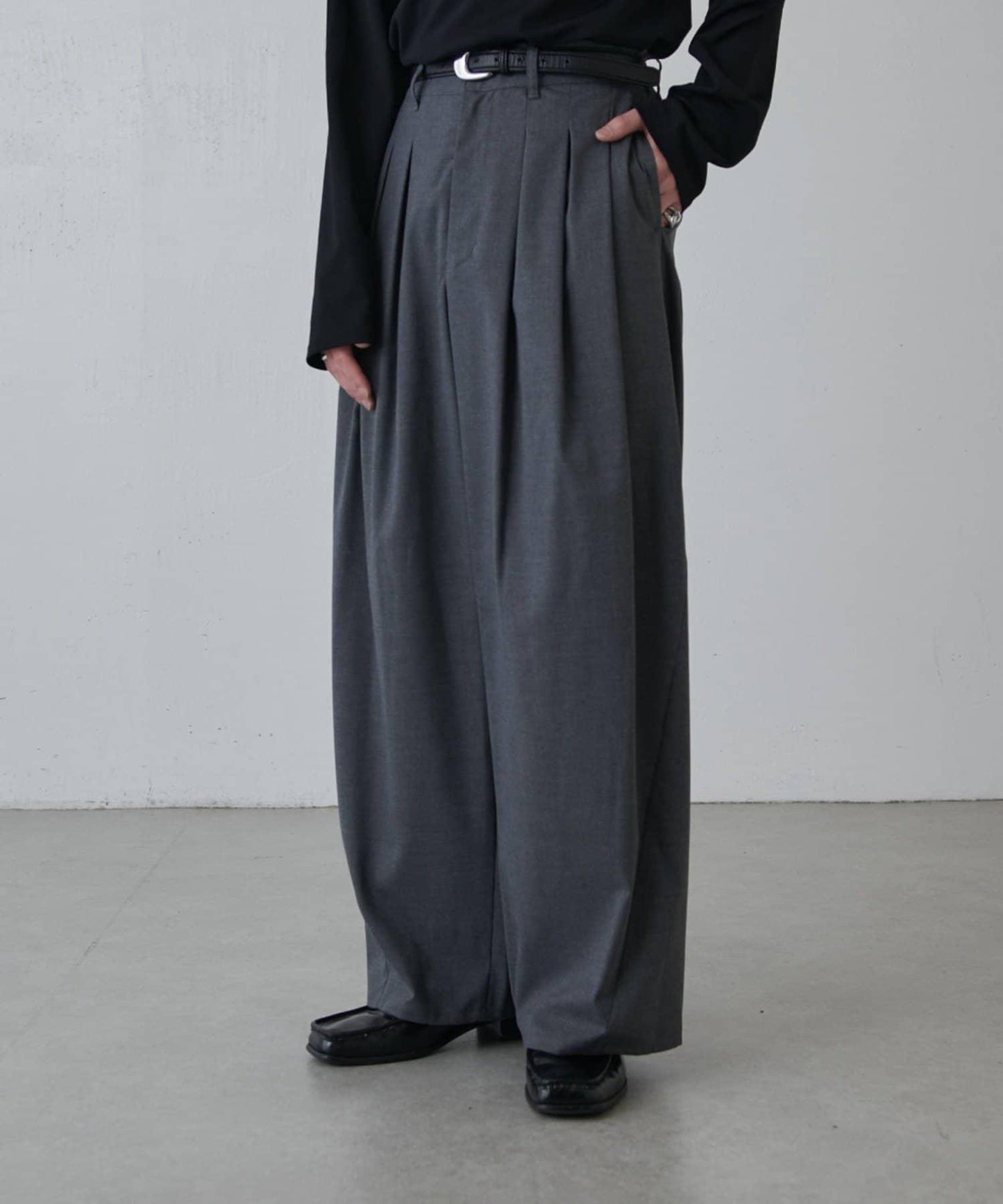 寬鬆版型 倒褶設計 闊腿褲