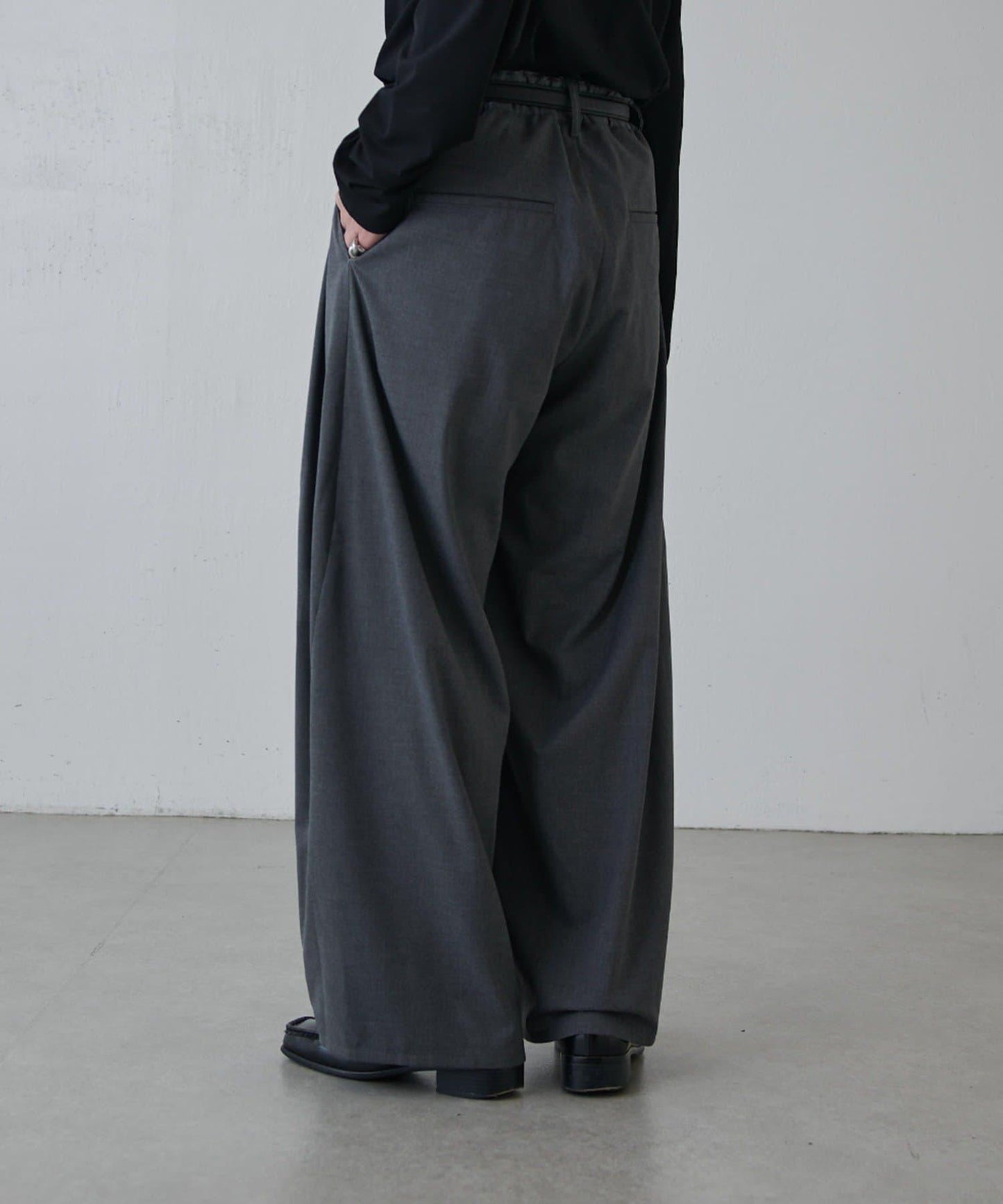 寬鬆版型 倒褶設計 闊腿褲