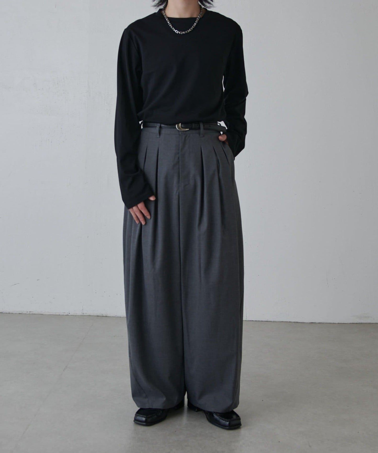 寬鬆版型 倒褶設計 闊腿褲