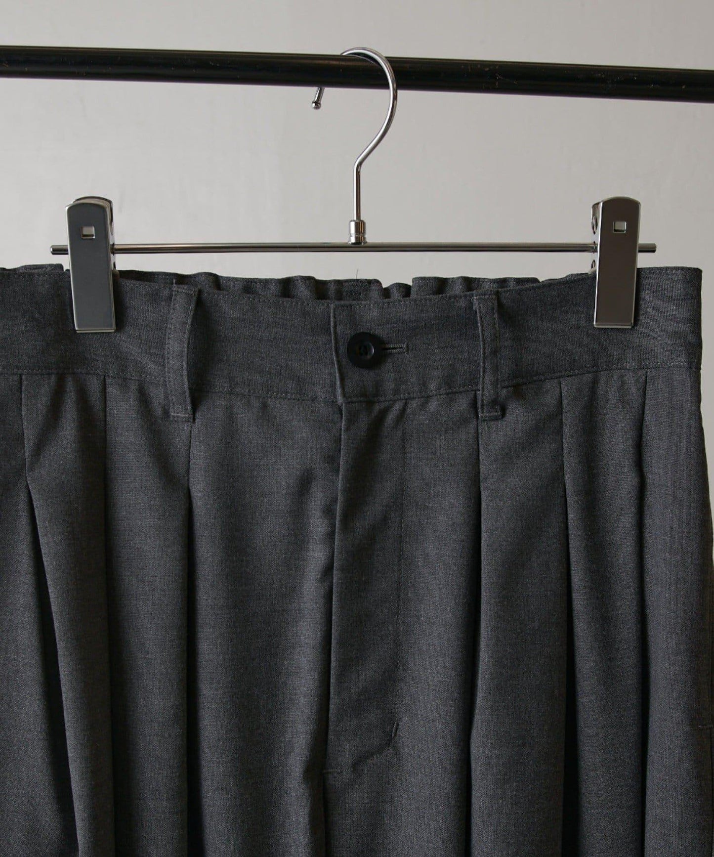 寬鬆版型 倒褶設計 闊腿褲