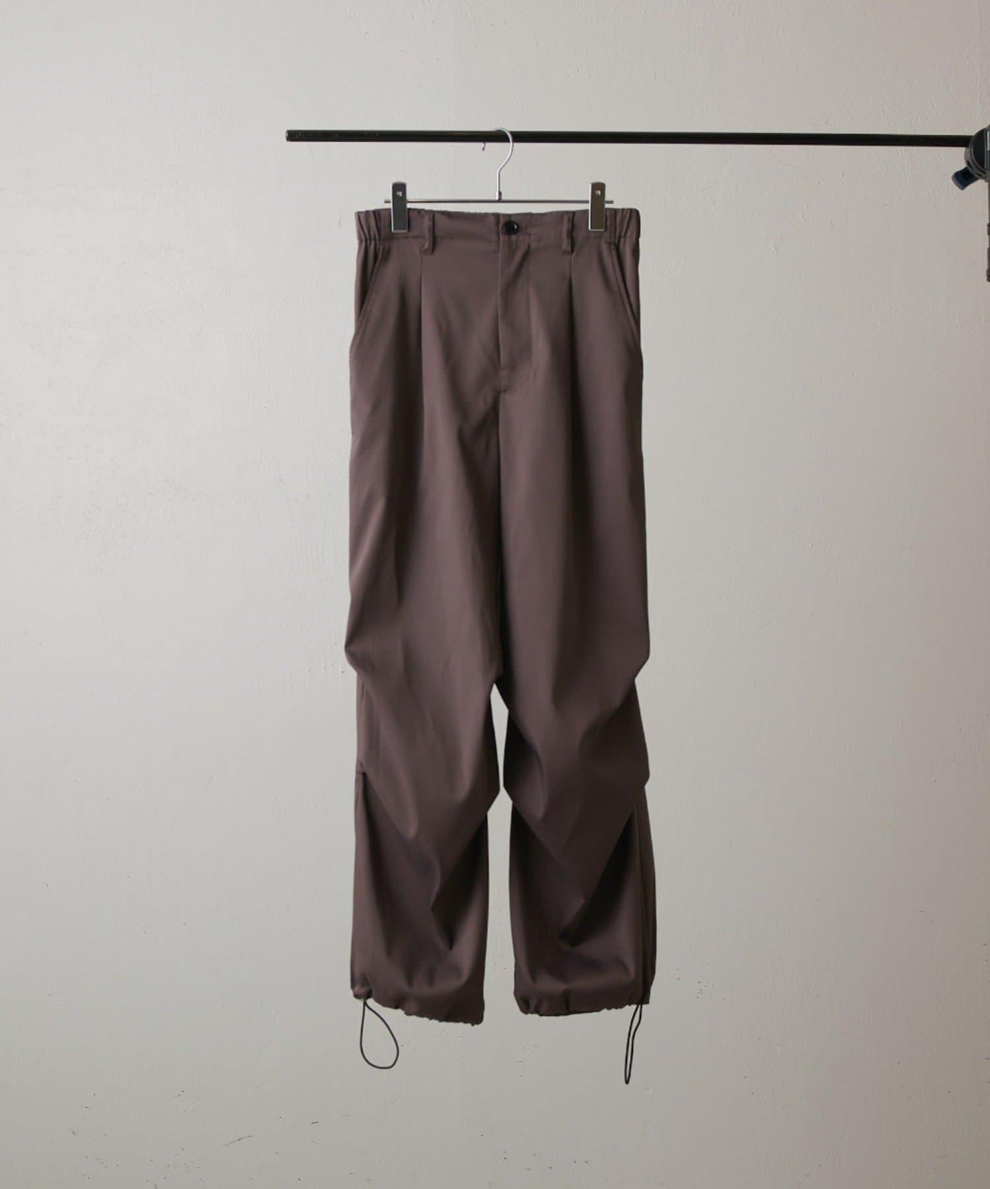 高捻面料 寬鬆設計 降落傘褲