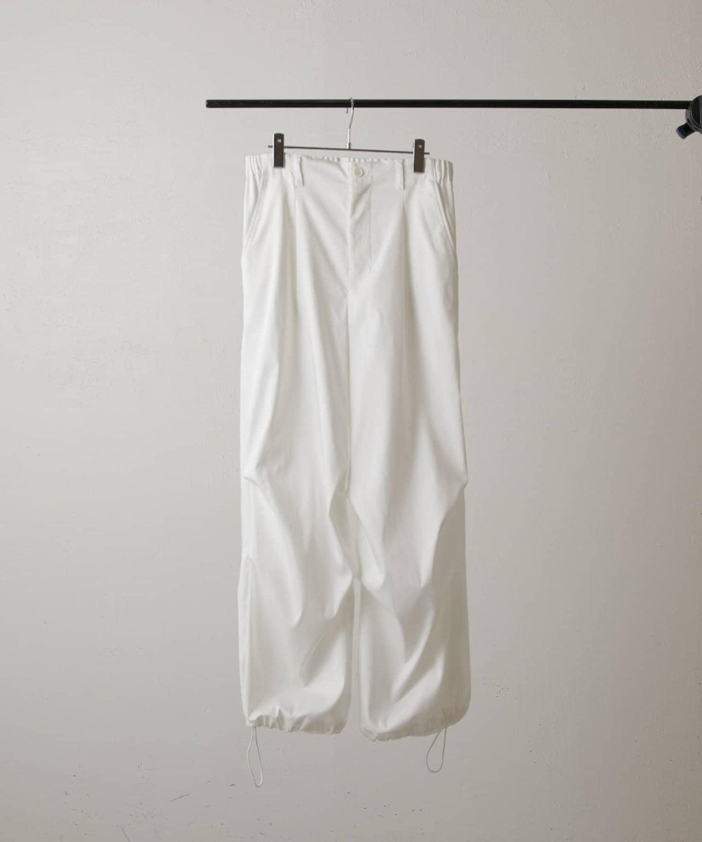 高捻面料 寬鬆設計 降落傘褲