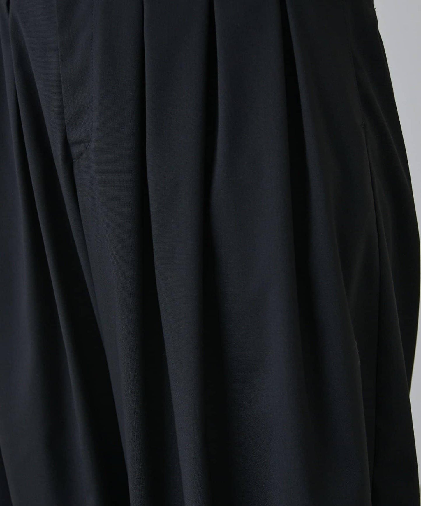 寬鬆版型 倒褶設計 闊腿褲