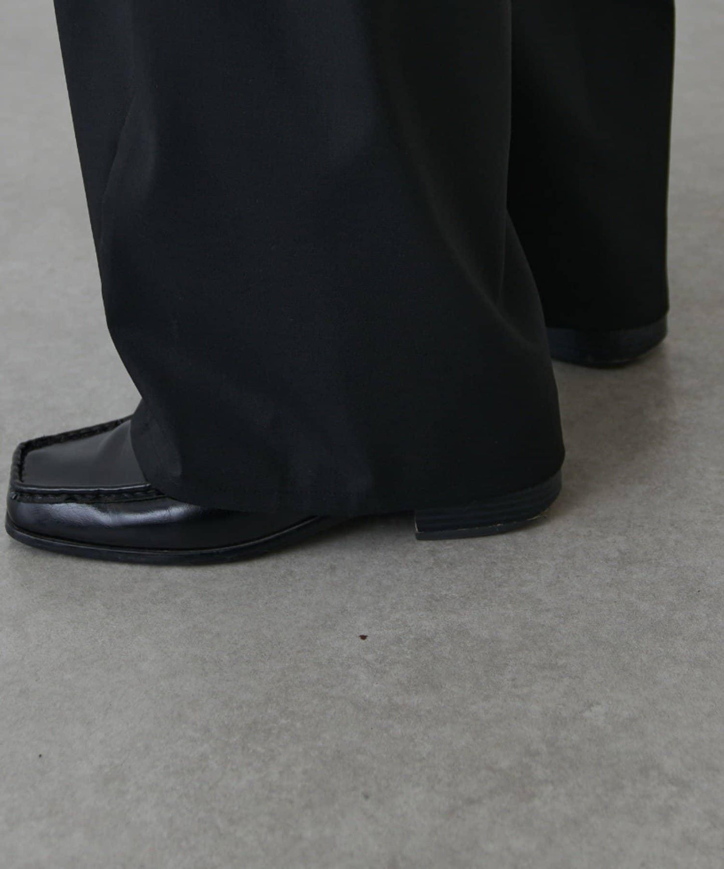 寬鬆版型 倒褶設計 闊腿褲