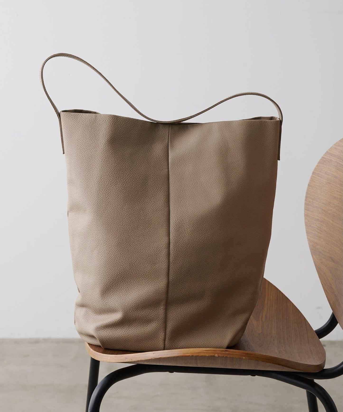 2.718 水桶單肩包