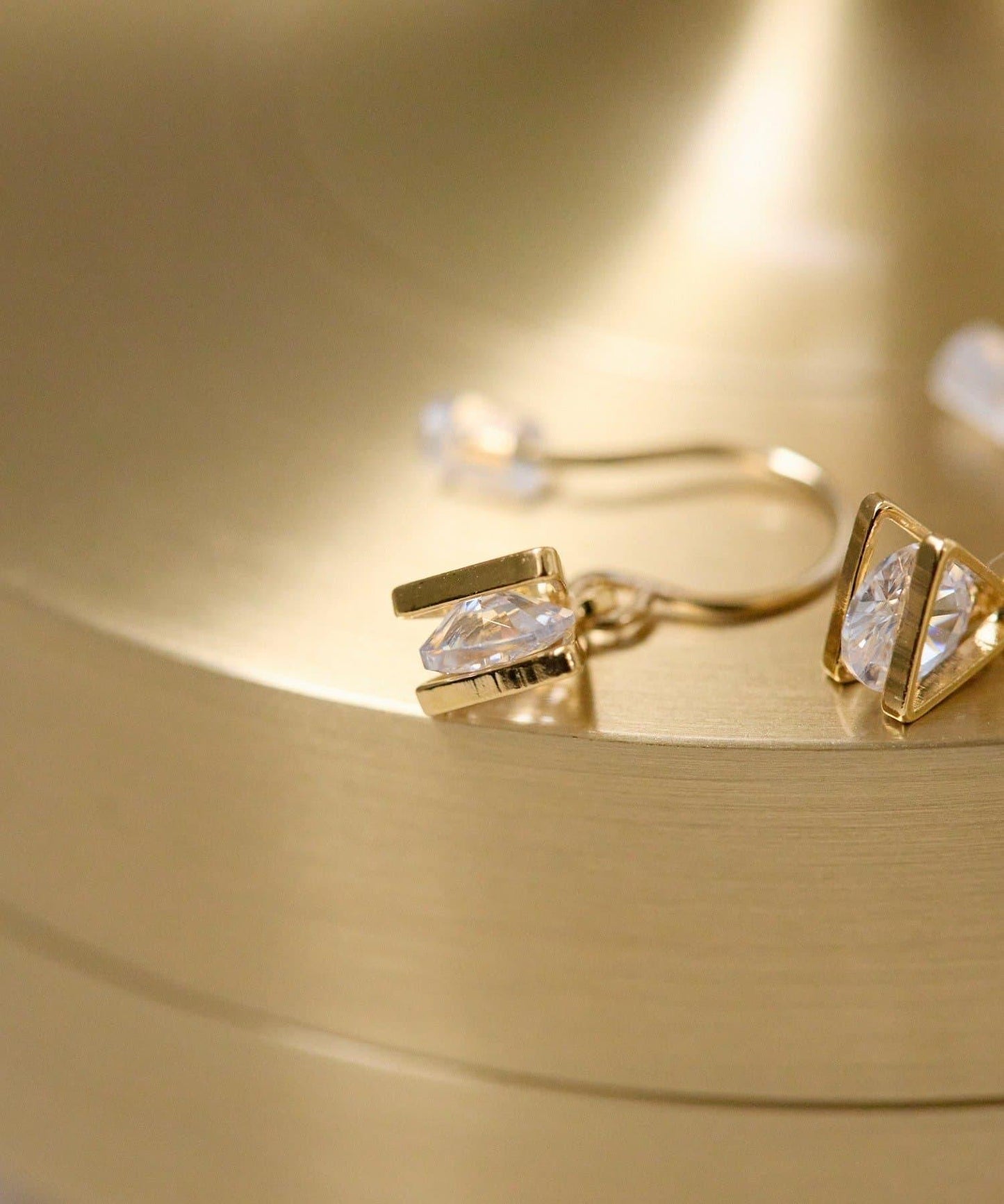 三角造型鋯石耳釘