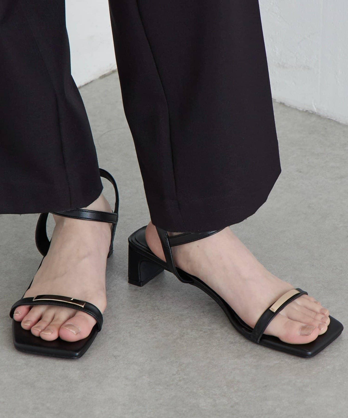 腳踝綁帶設計涼鞋