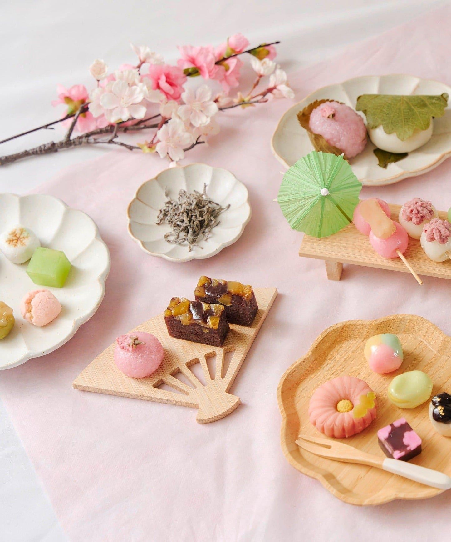 菊花造型 茶與糰子圖案 16cm 餐盤