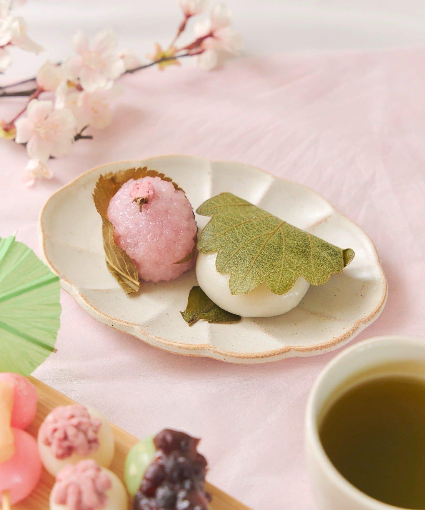 橢圓菊紋 17cm 茶與糰子圖案 盤