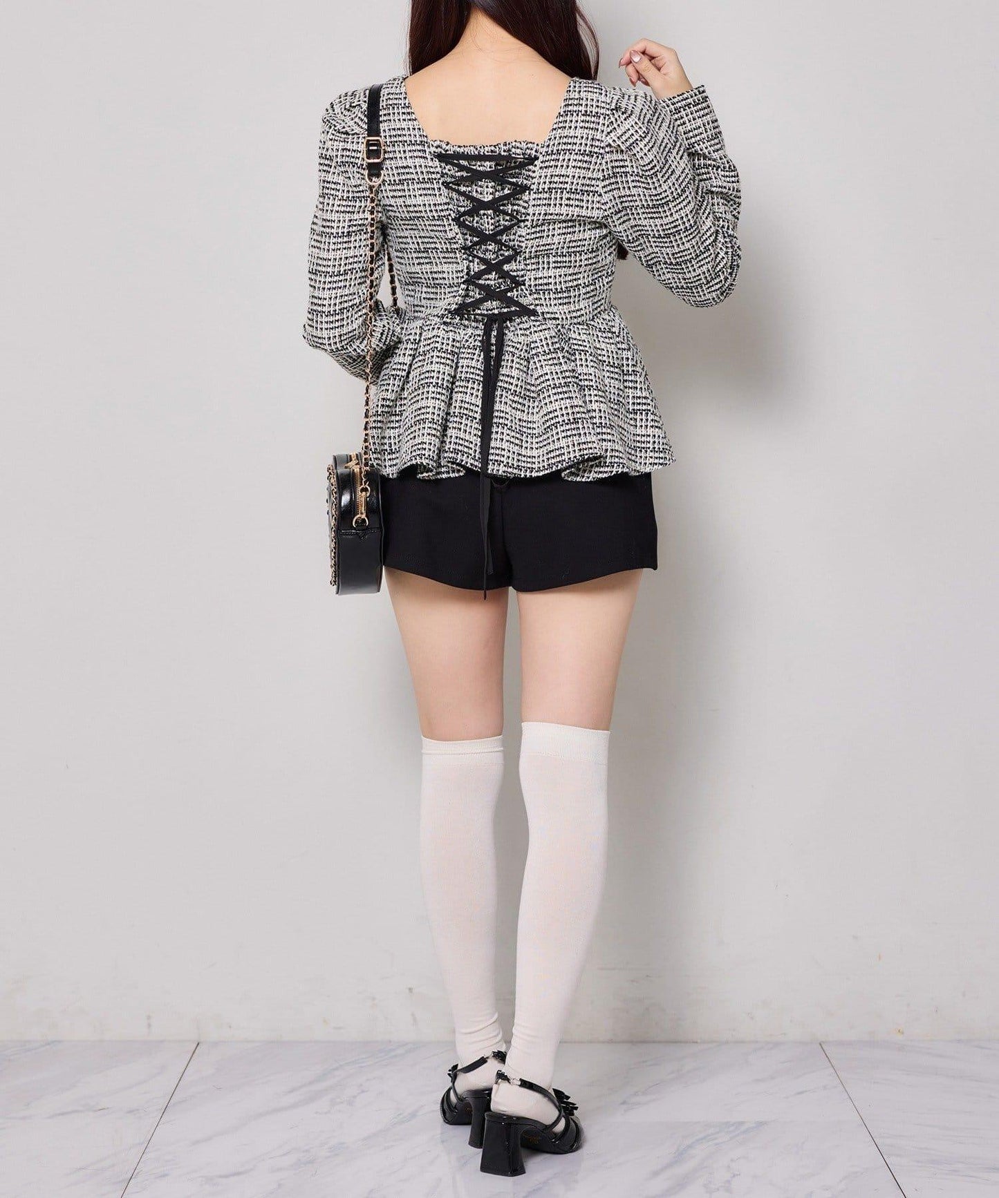 one after another 後背蕾絲荷葉下襬上衣