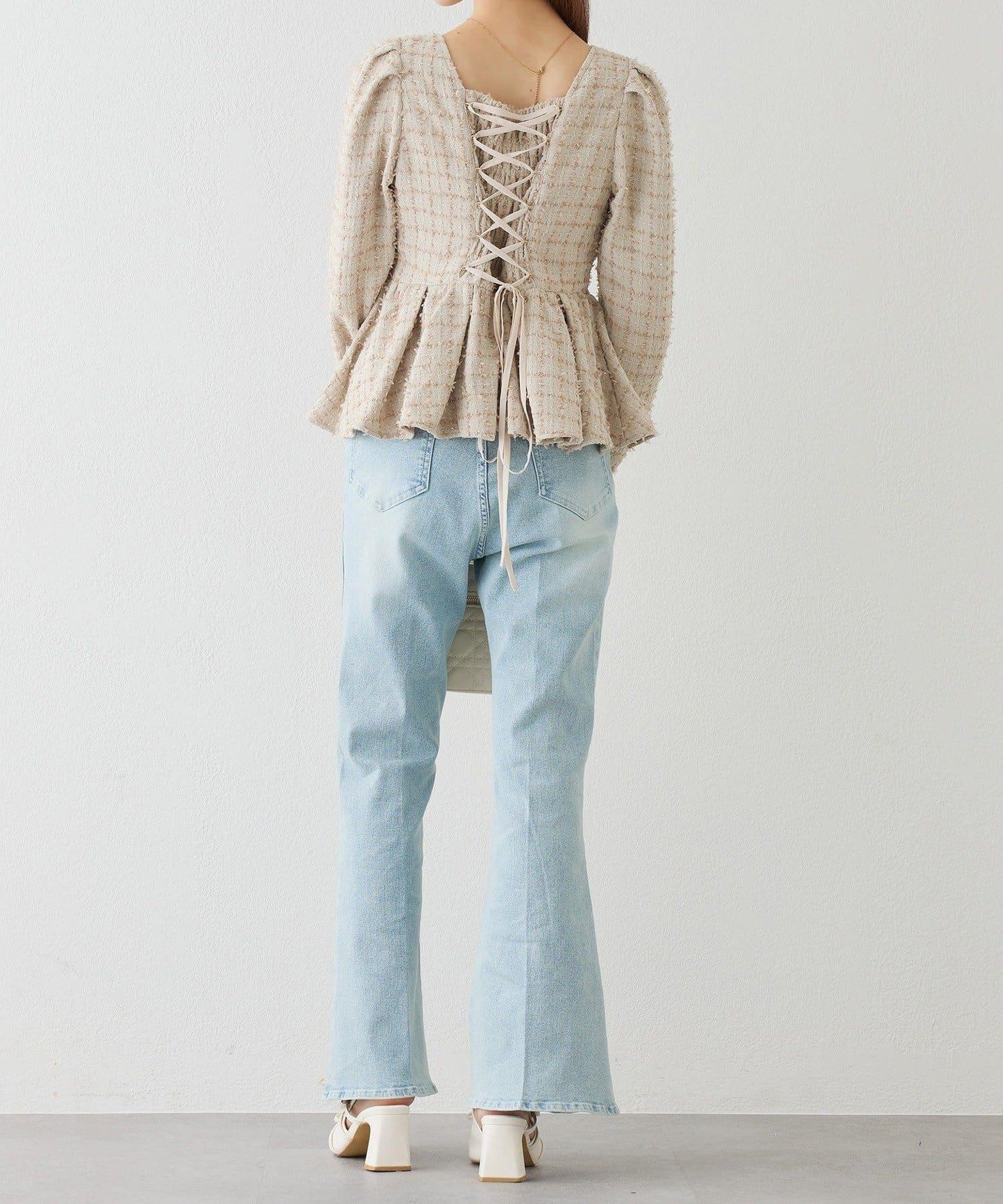 one after another 後背蕾絲荷葉下襬上衣