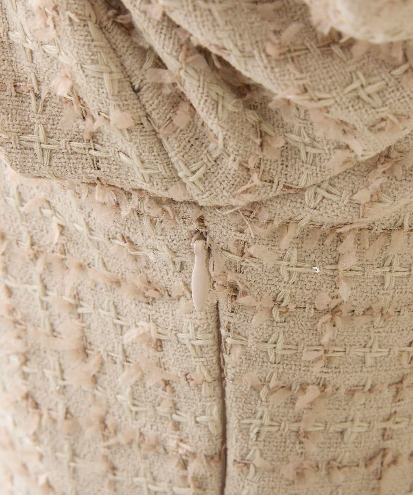 one after another 後背蕾絲荷葉下襬上衣