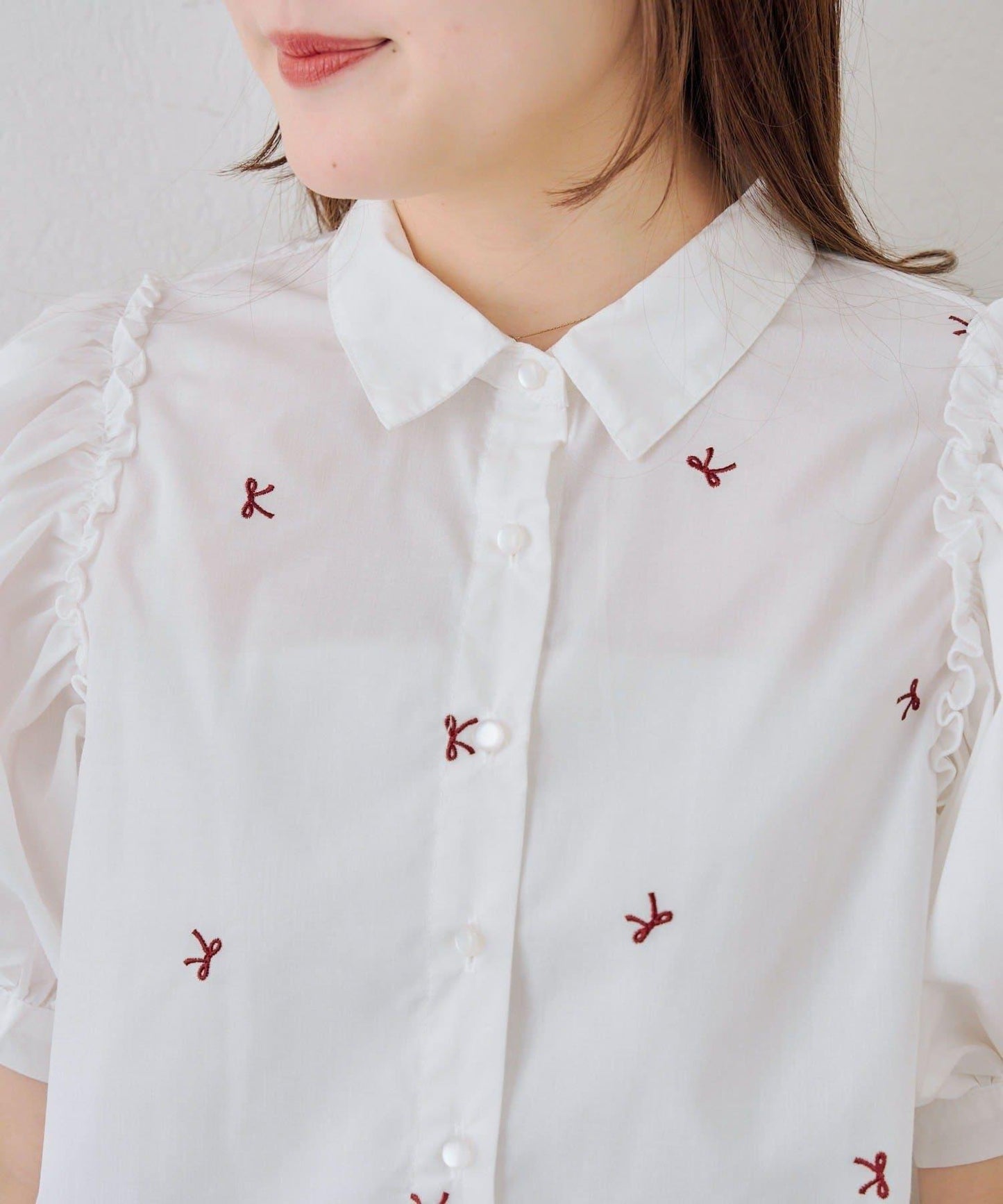 可愛蝴蝶結刺繡襯衫