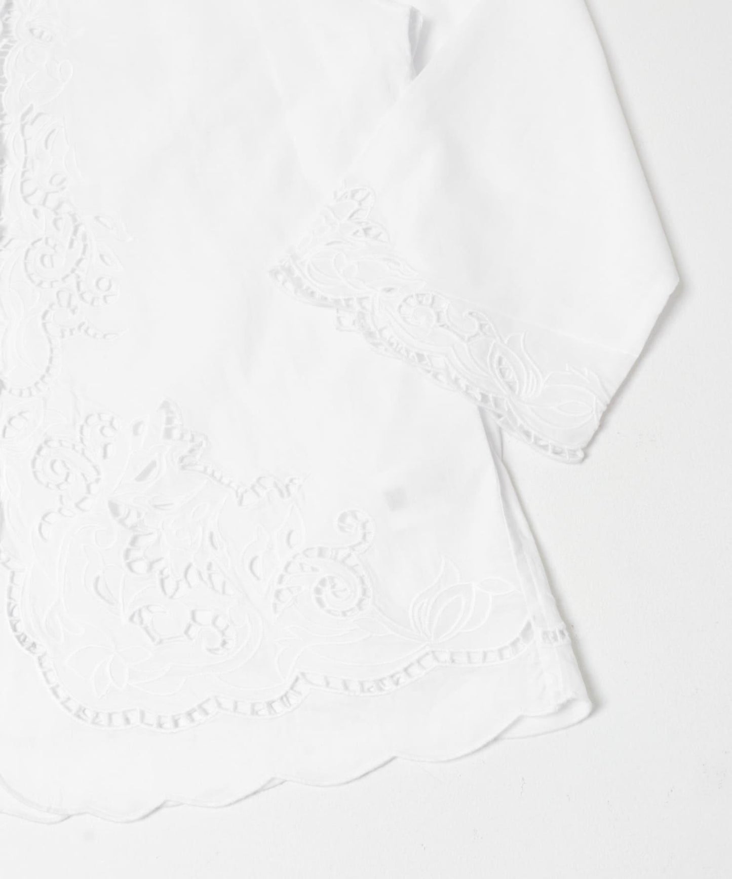 鏤空刺繡設計 襯衫