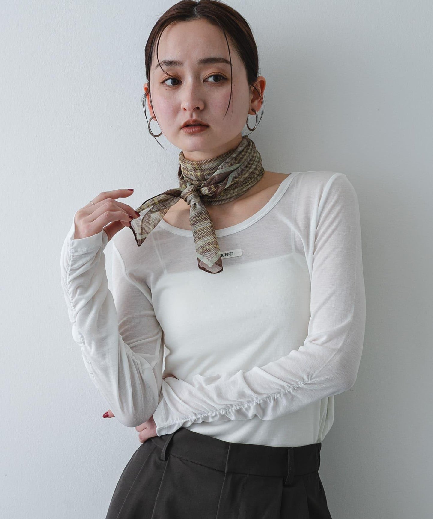 U領 織標設計 透紗上衣