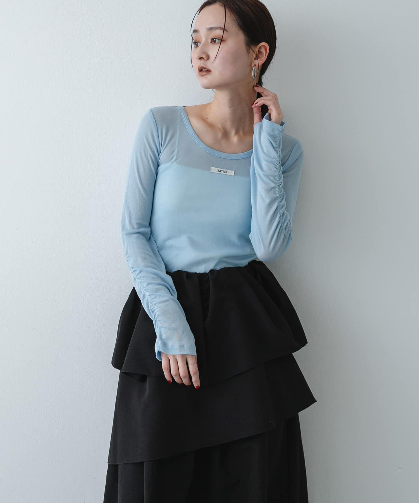 U領 織標設計 透紗上衣