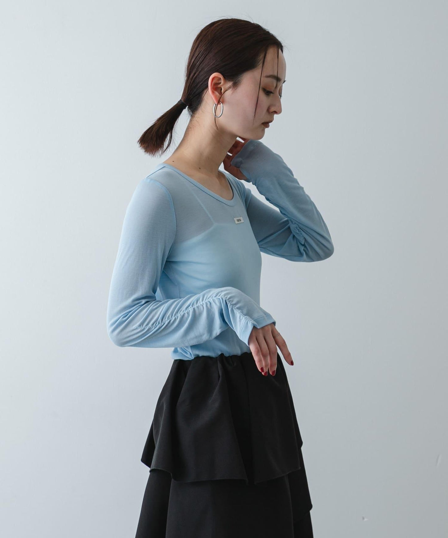 U領 織標設計 透紗上衣