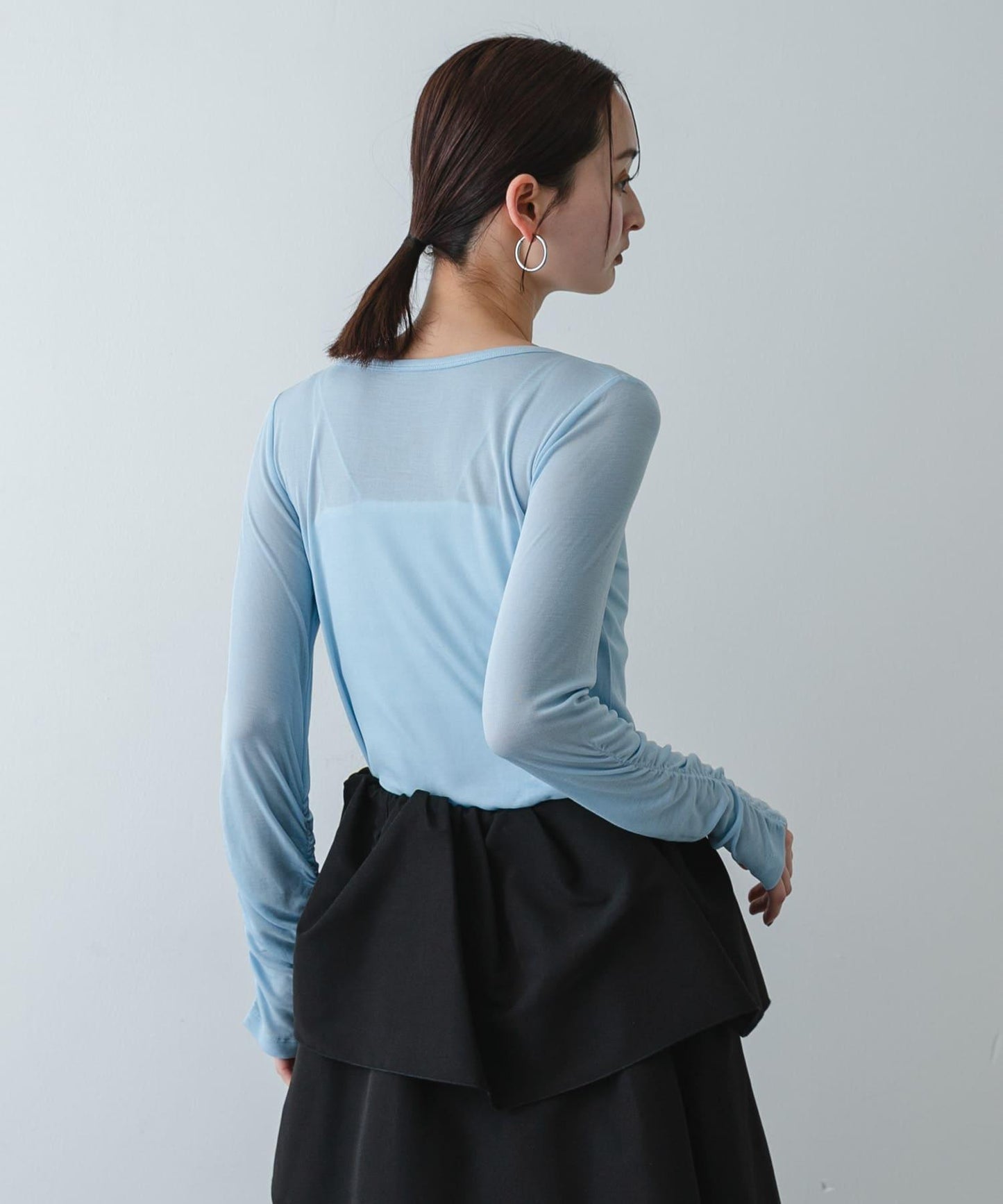 U領 織標設計 透紗上衣