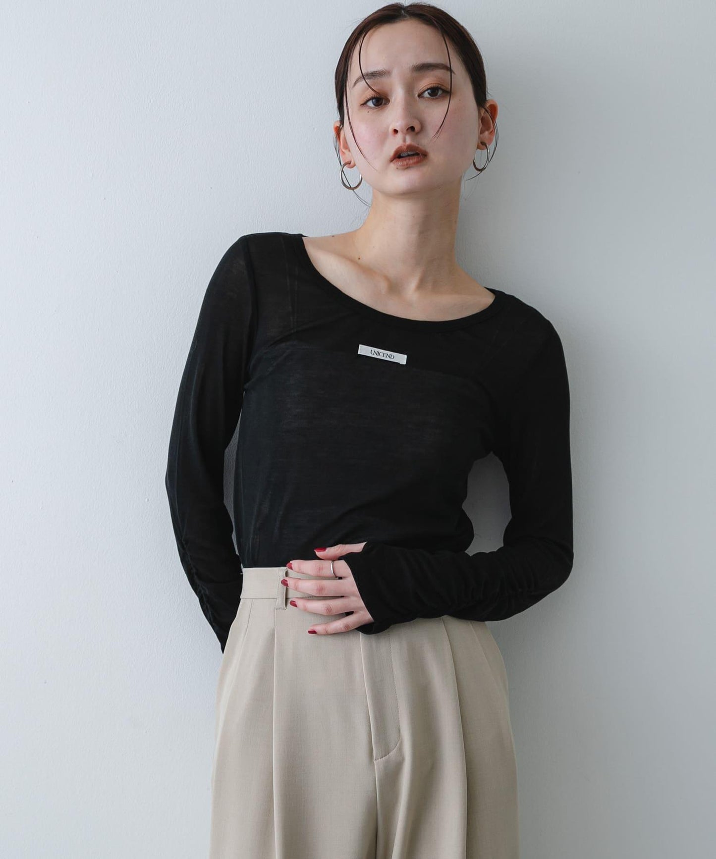 U領 織標設計 透紗上衣