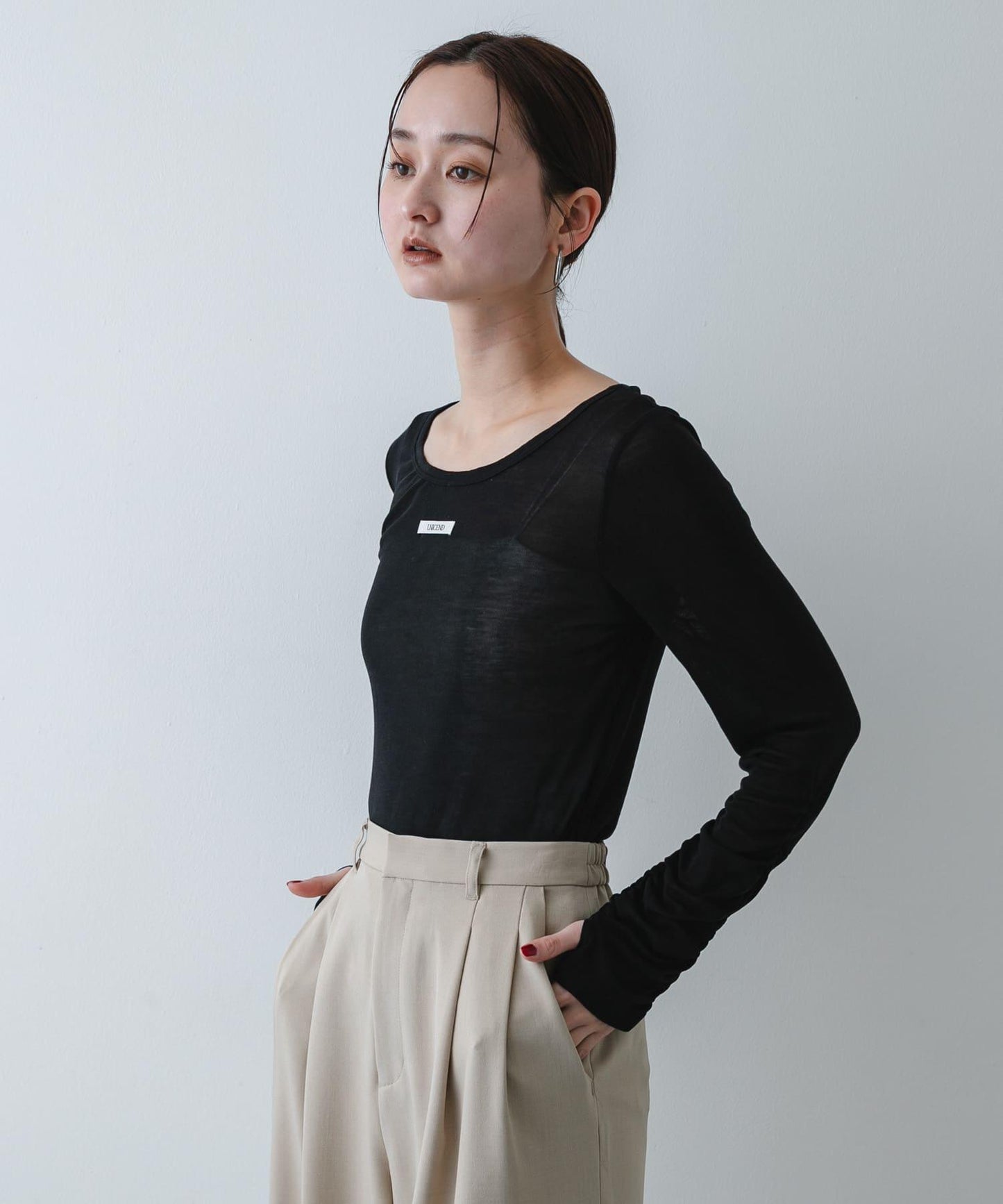 U領 織標設計 透紗上衣