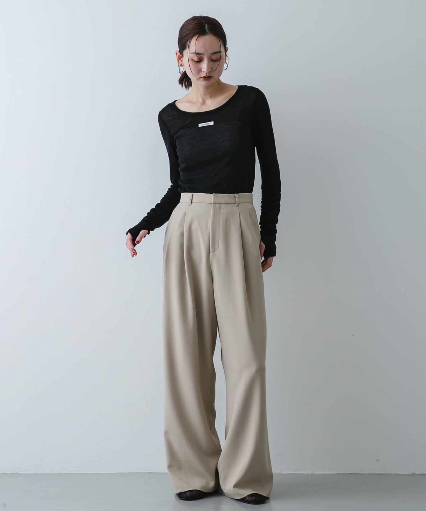 U領 織標設計 透紗上衣