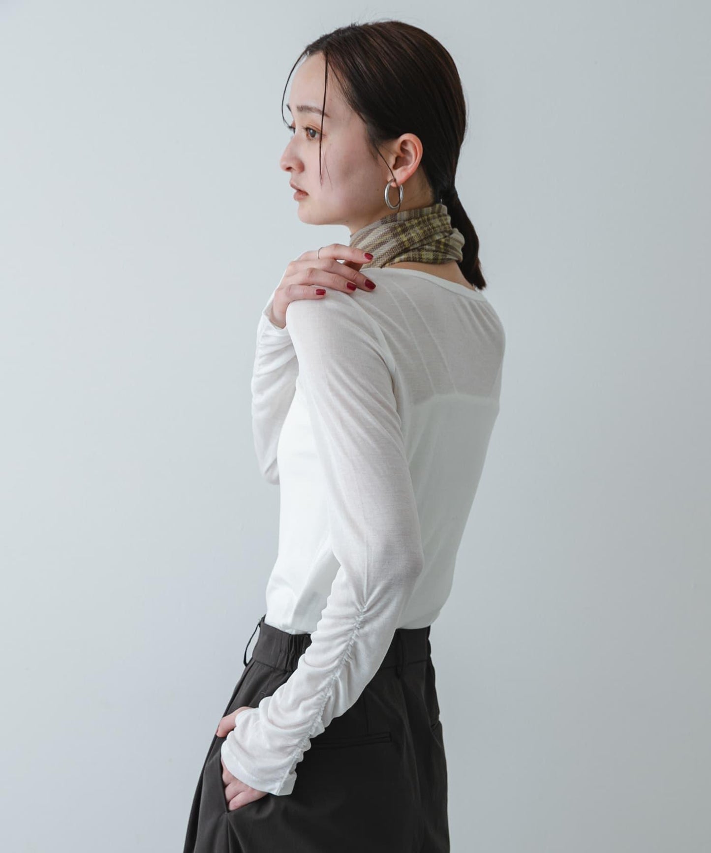 U領 織標設計 透紗上衣