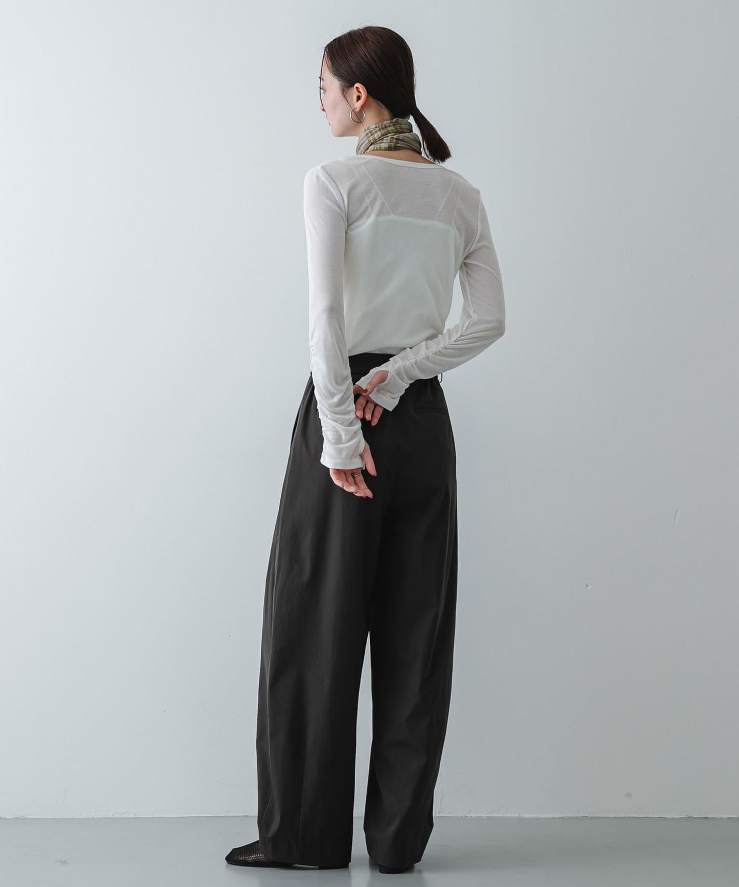 U領 織標設計 透紗上衣