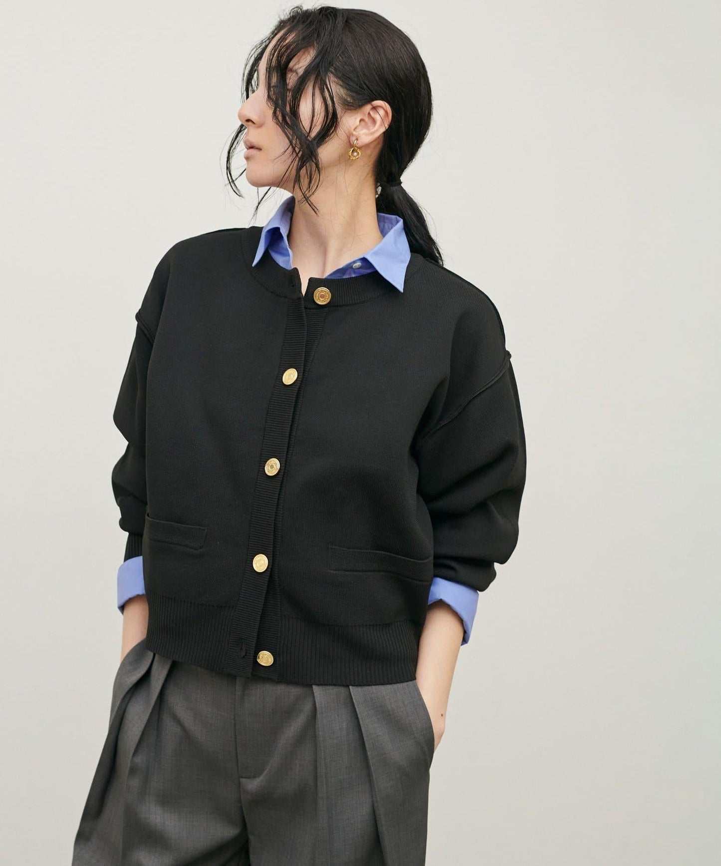 含Logo金扣聚酯圓領針織開衫