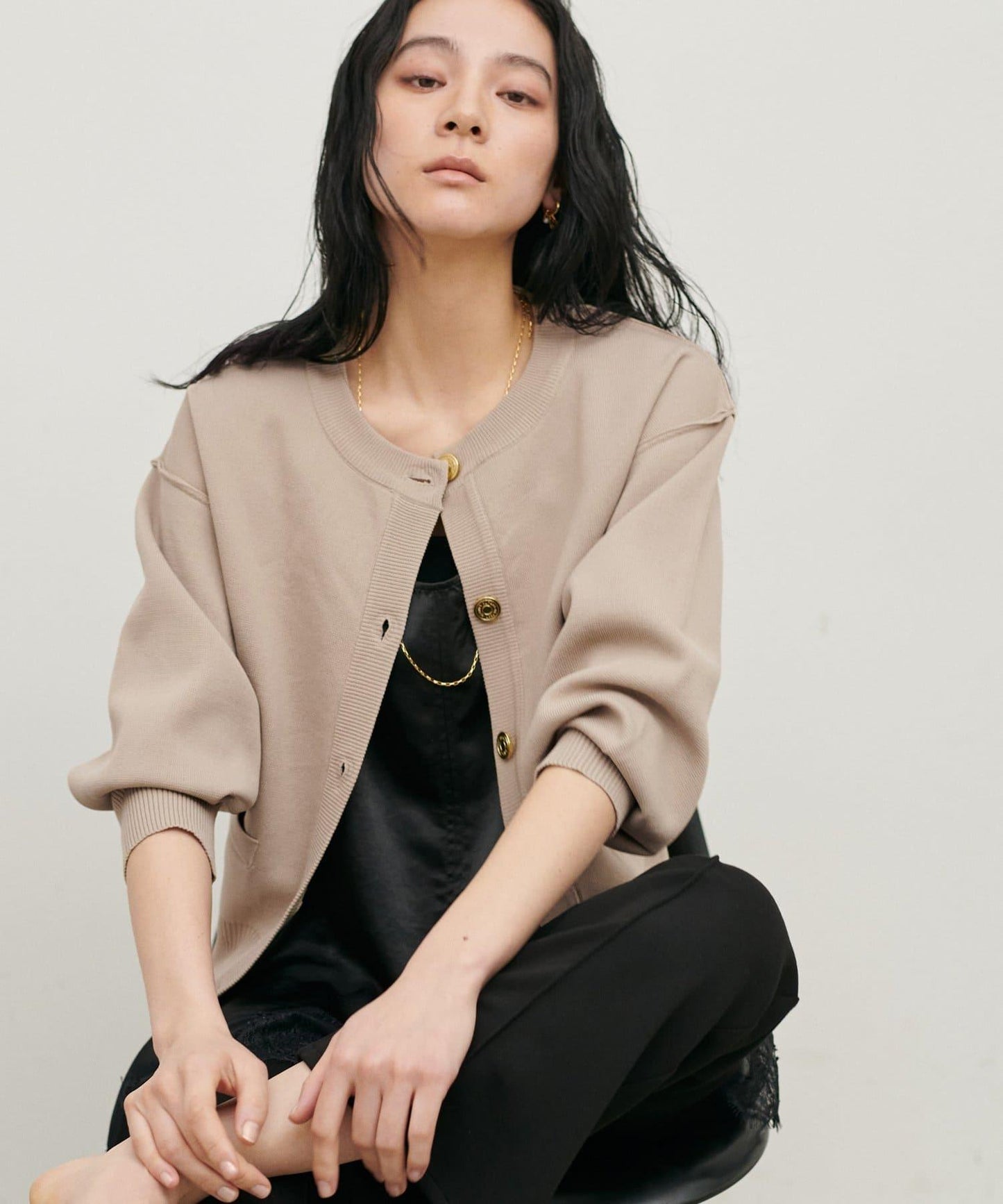 含Logo金扣聚酯圓領針織開衫